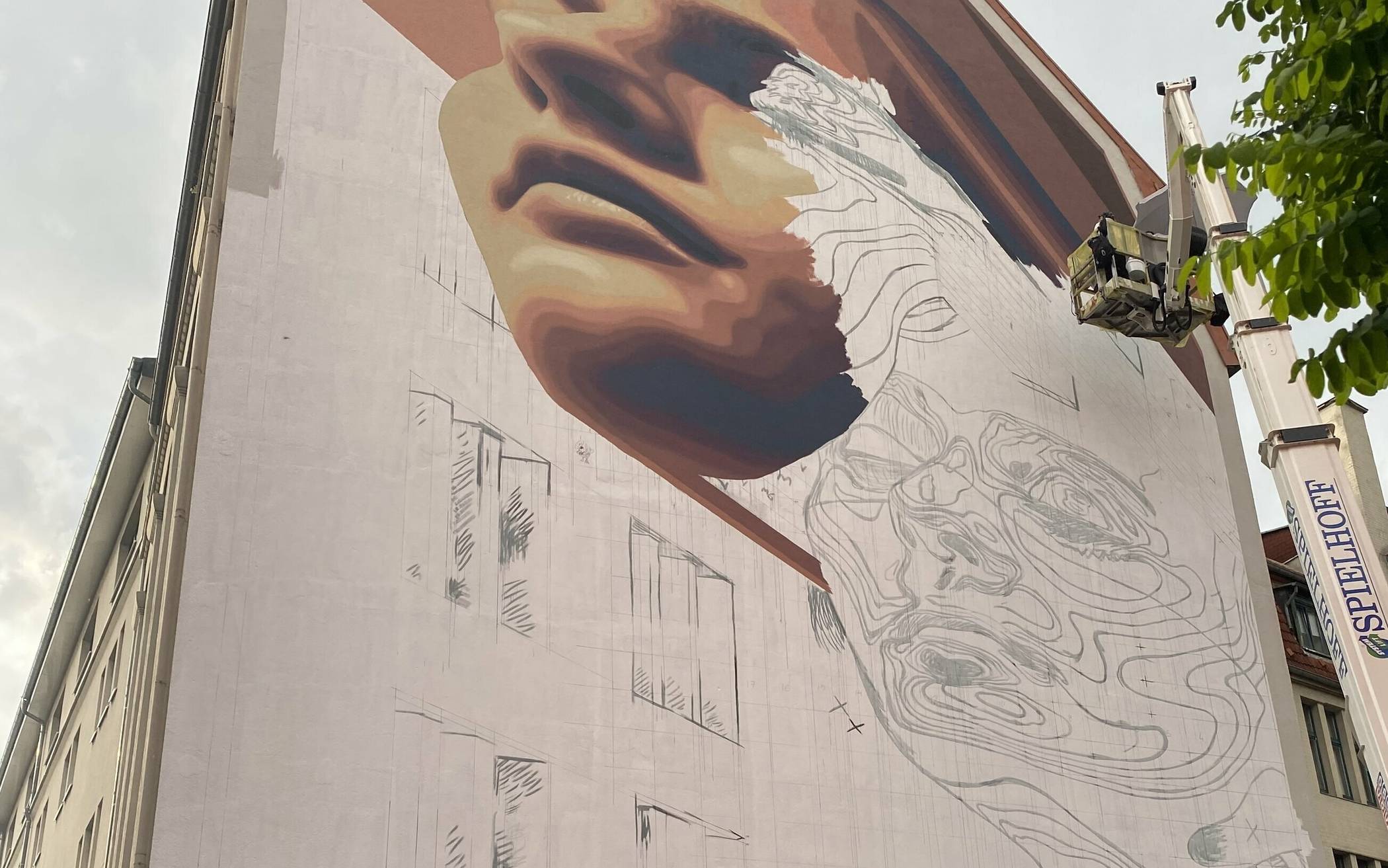 An der Hofaue 49 gegenüber der Baumschen Fabrik ist zurzeit das Künstlerinnen-Duo Medianeras aus Barcelona aktiv und bemalt die linke Seite der dortigen Doppel-Fassade mit einem gigantischen 3D-Mural, das zwei Köpfe zeigen wird.