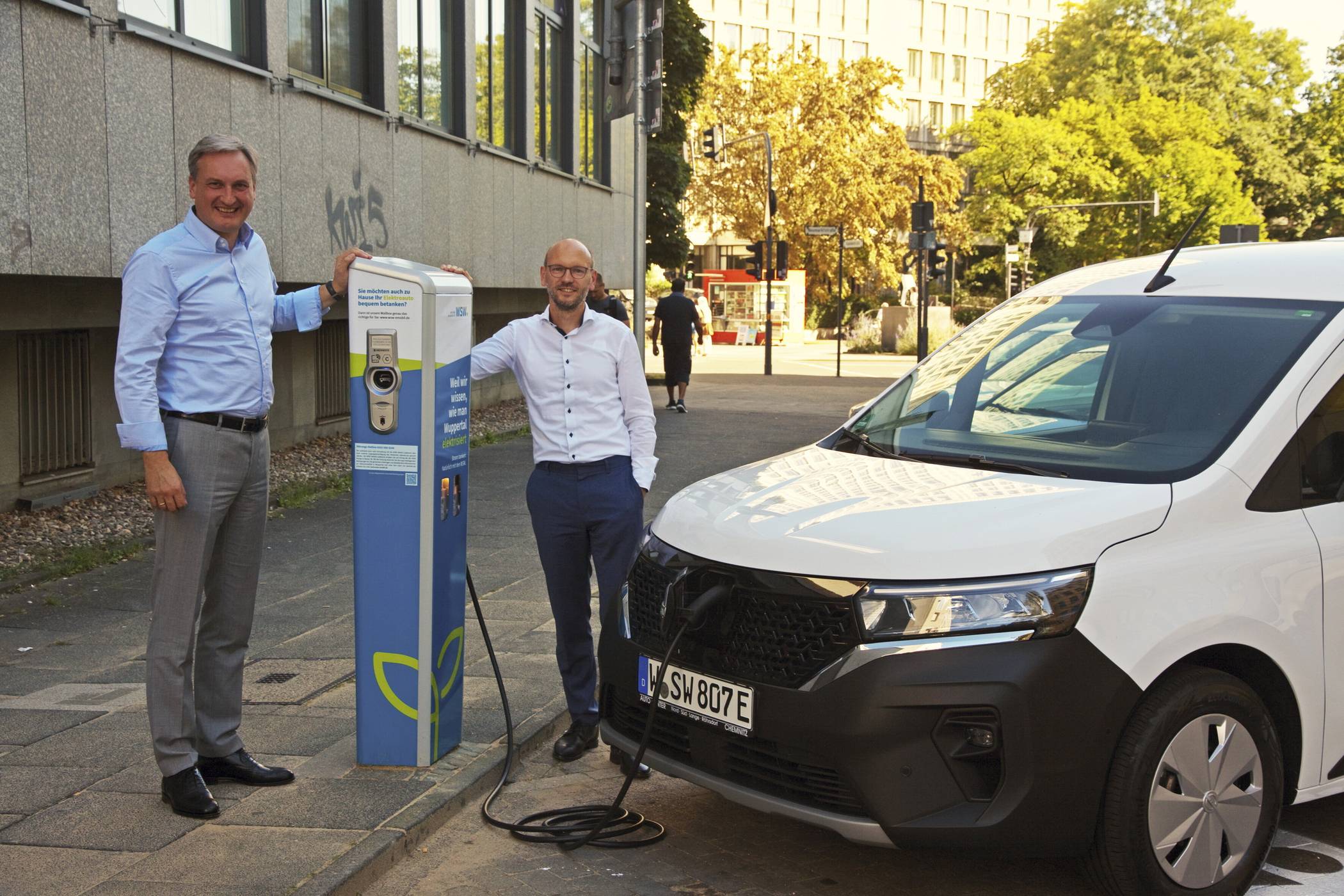  Der WSW-Vorstandsvorsitzende Markus Hilkenbach und Andy Völschow (Leiter Kunden- &amp; Quartierslösungen bei den WSW) bei der Inbetriebnahme der neuen Ladestation in der Kasinostraße. 