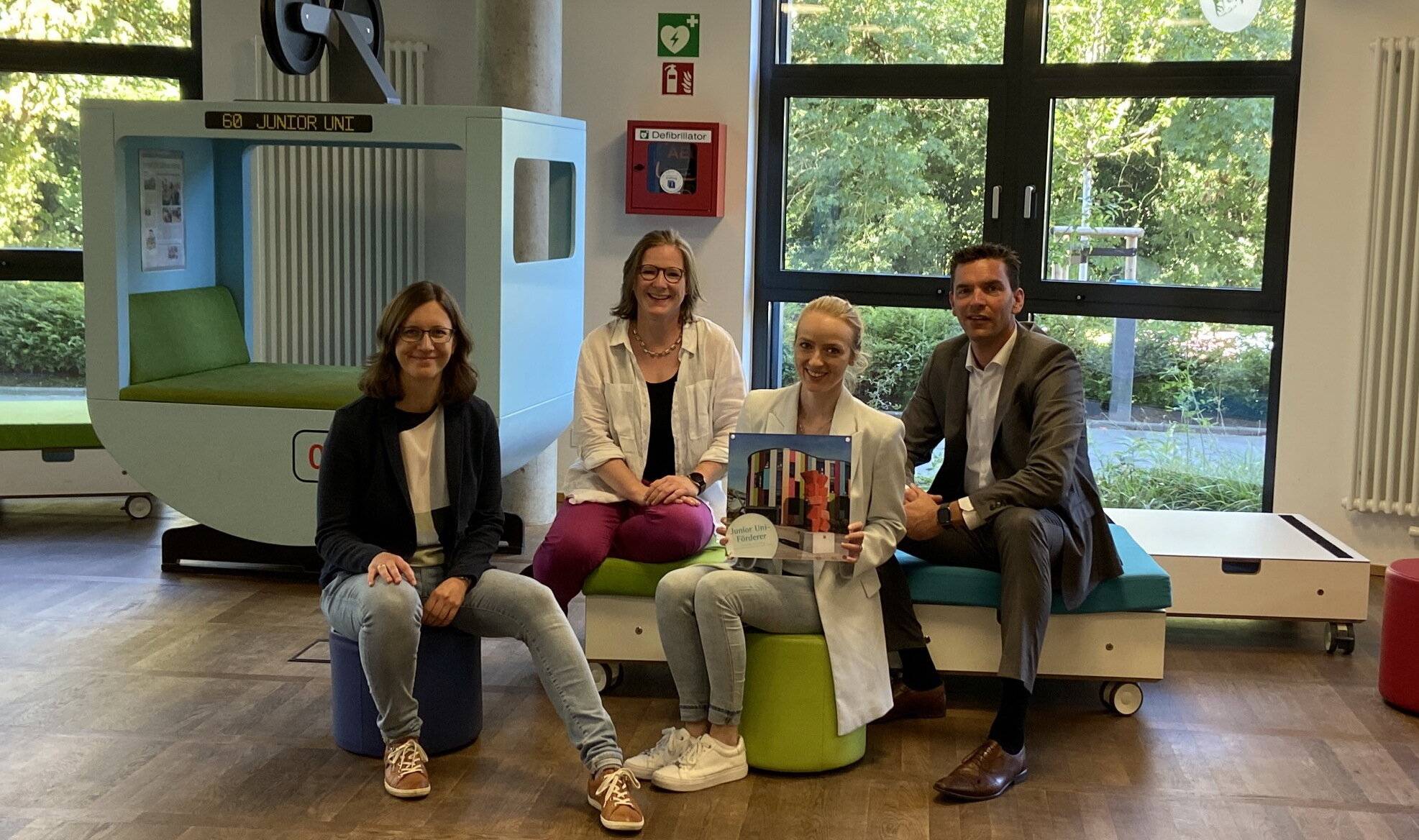 Die beiden Junior-Uni-Geschäftsführerinnen Dr. Ariane Staab und Dr. Annika Spathmann freuen sich über die Förderzusage von Henner Pasch und Alina Sommer von der fourtexx GmbH. 