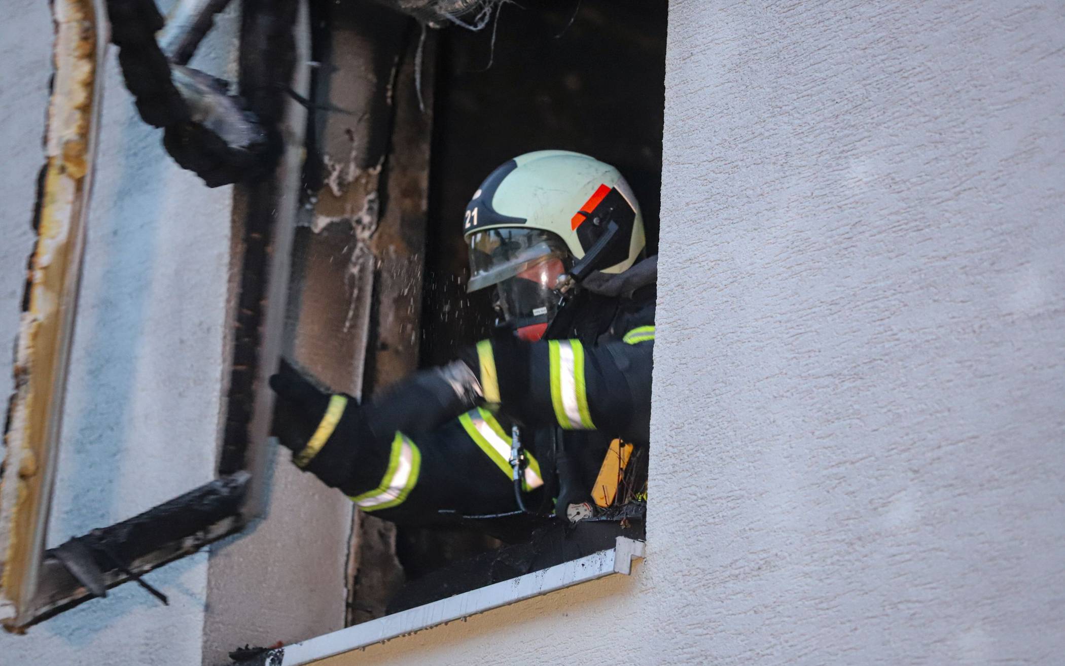 Feuer in Wohnhaus: Mieter sprangen aus dem Fenster