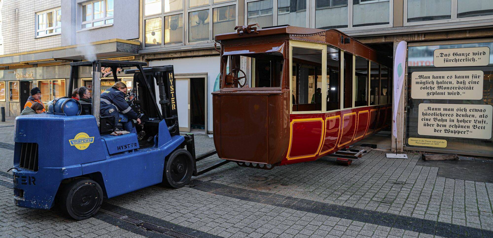  Im November 2022 wurde der historische Schwebebahnwagen in Millimeterarbeit ins künftige Schwebodrom am Werth bugsiert. 