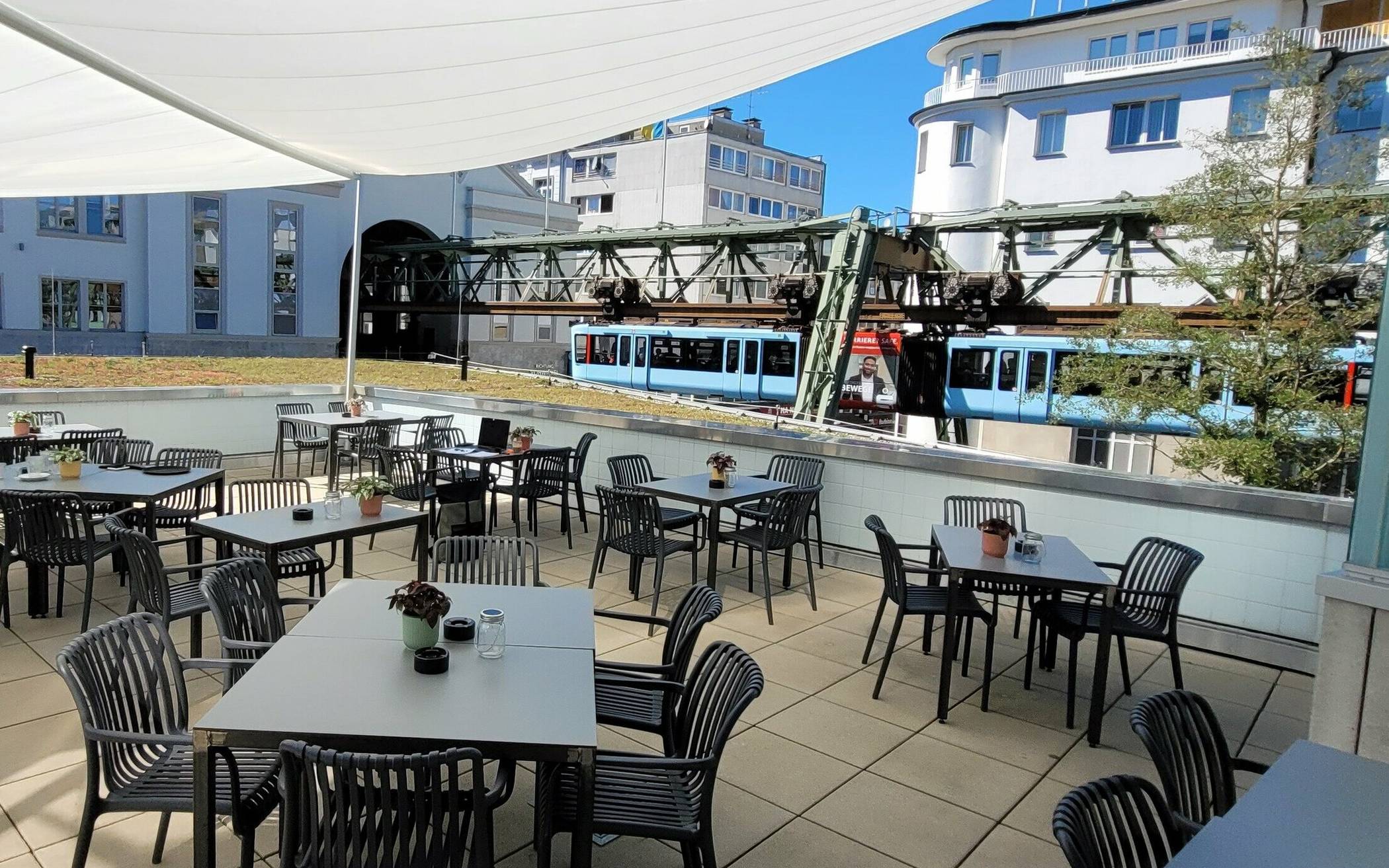  Das „Café 23“ am Döppersberg lockt mit Dachterrassen-Sitzplätzen auf Augenhöhe mit der Schwebebahn. 