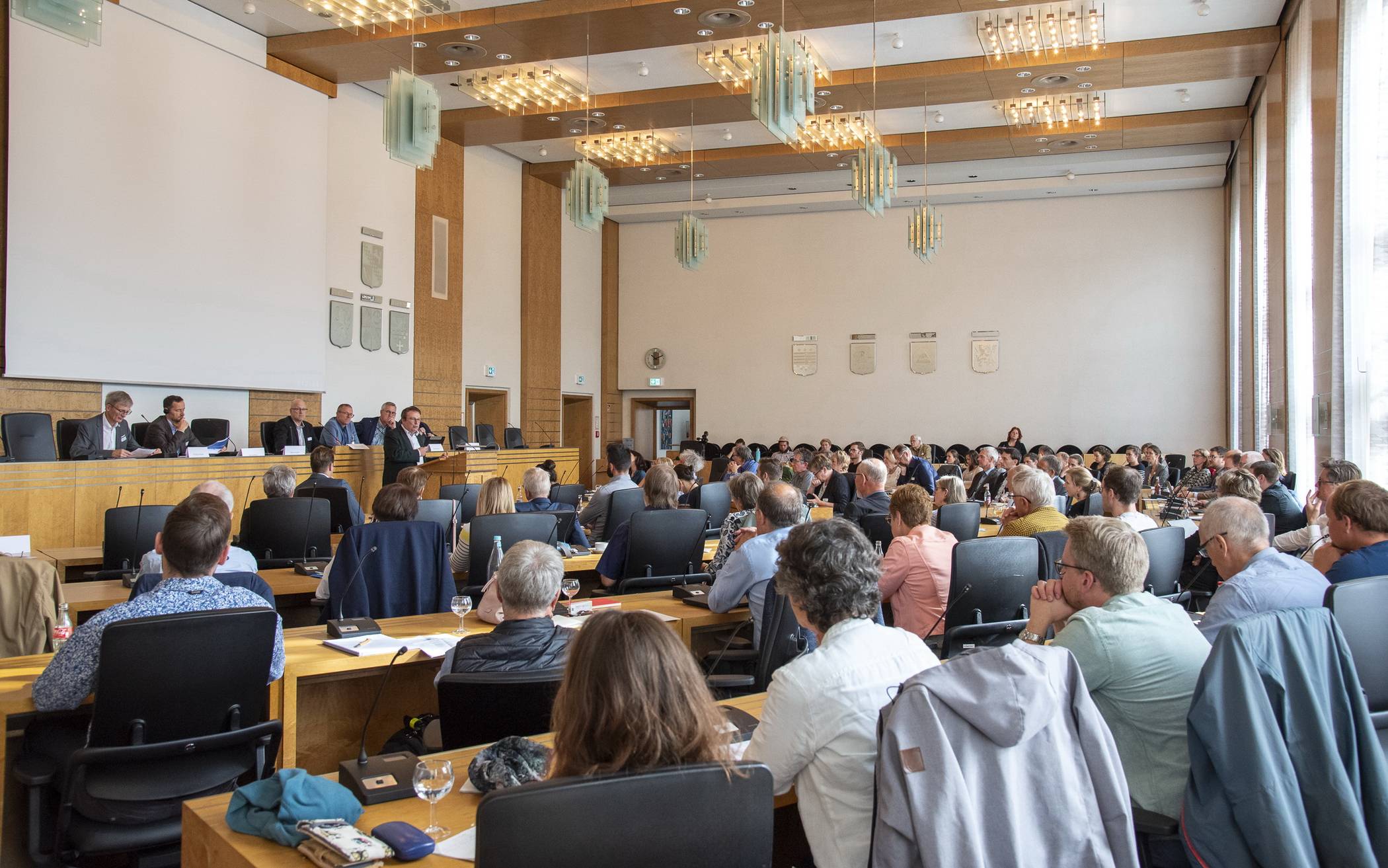Im Ratssaal im Rathaus fand die internationale Tagung zum Thema Boden statt. Am Rednerpunkt steht Minister Oliver Krischer.