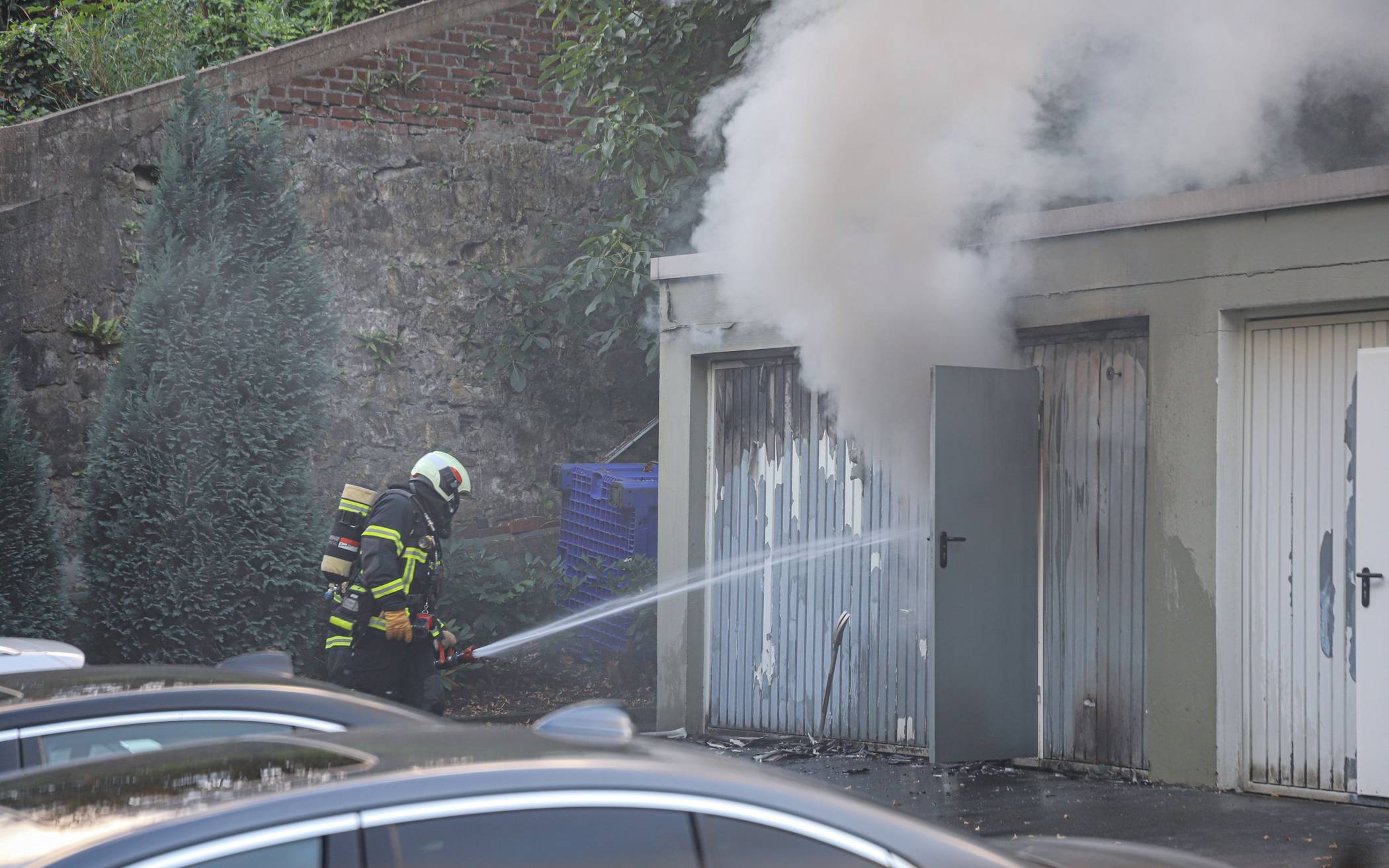 Der Rauch quoll aus der Garage.