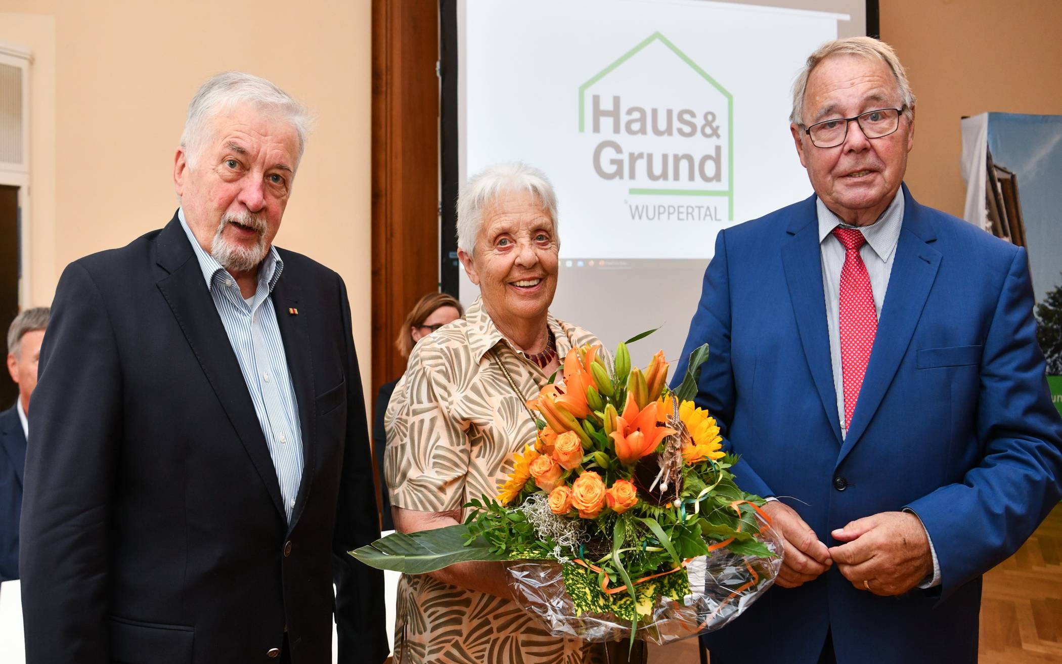 Hermann Josef Richter (re.) überreichte Ingeborg Alker einen Blumenstrauß