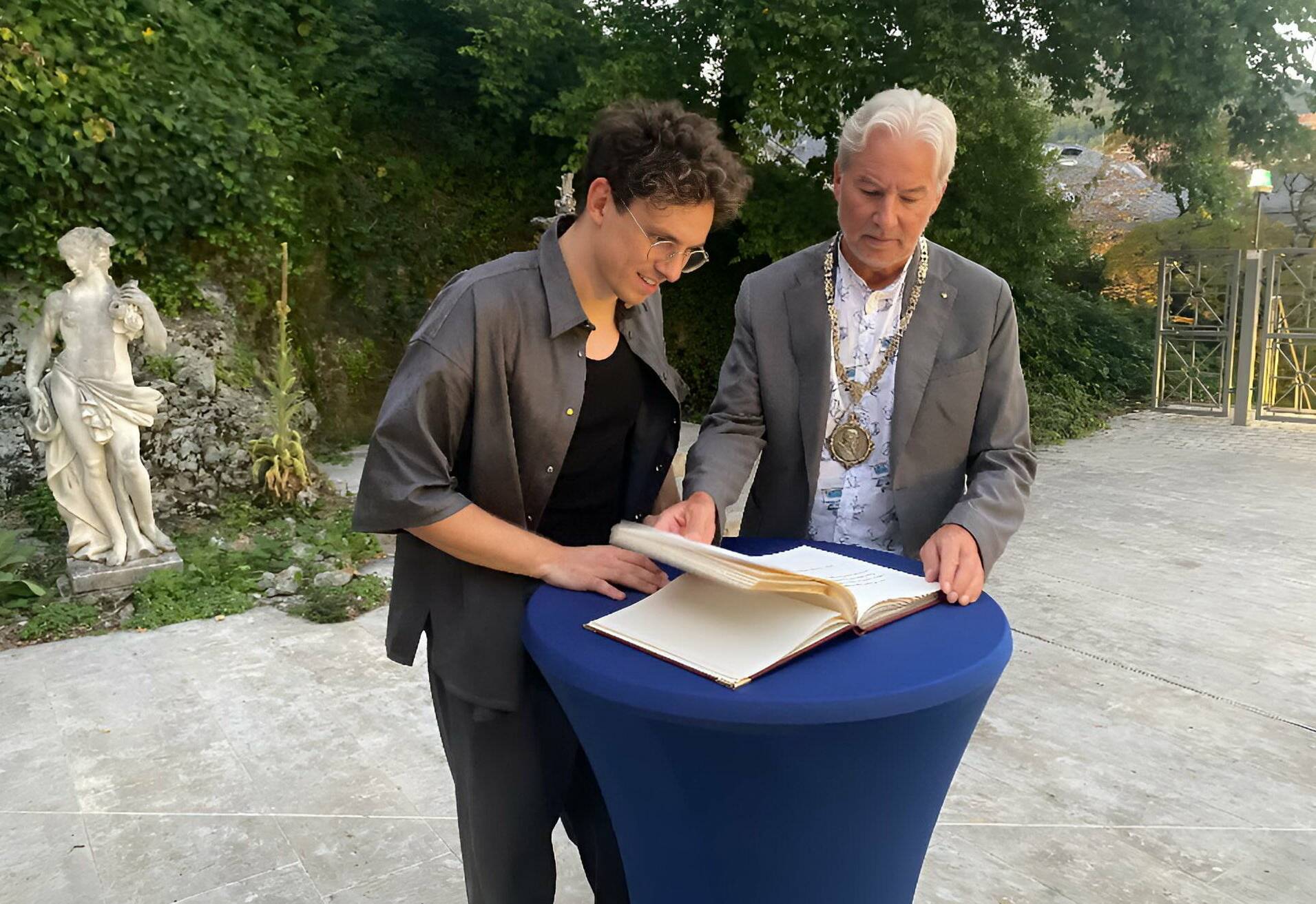 Kamrad bei der Eintragung ins Goldene Buch von Baden-Baden. Rechts der dortige Oberbürgermeister Dietmar Späth.  