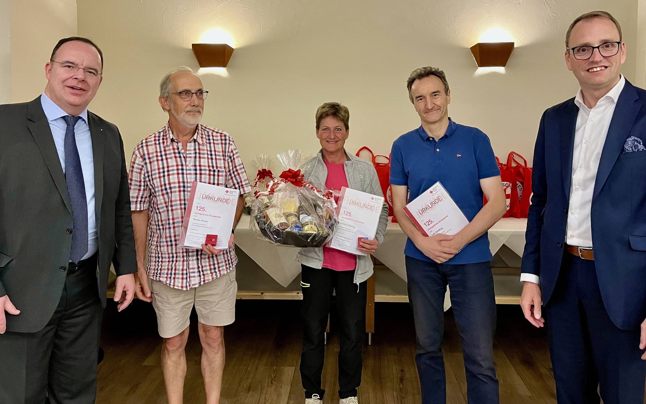 Für 125 Blutspenden wurden Ottmar Piroth (2. v. li.), Corinna Gehring und Lutz Dörfling durch den Kreisvorsitzenden Patrick Hahne (re.) und Kreisgeschäftsführer Dr. Thorsten Böth (li.) ausgezeichnet.