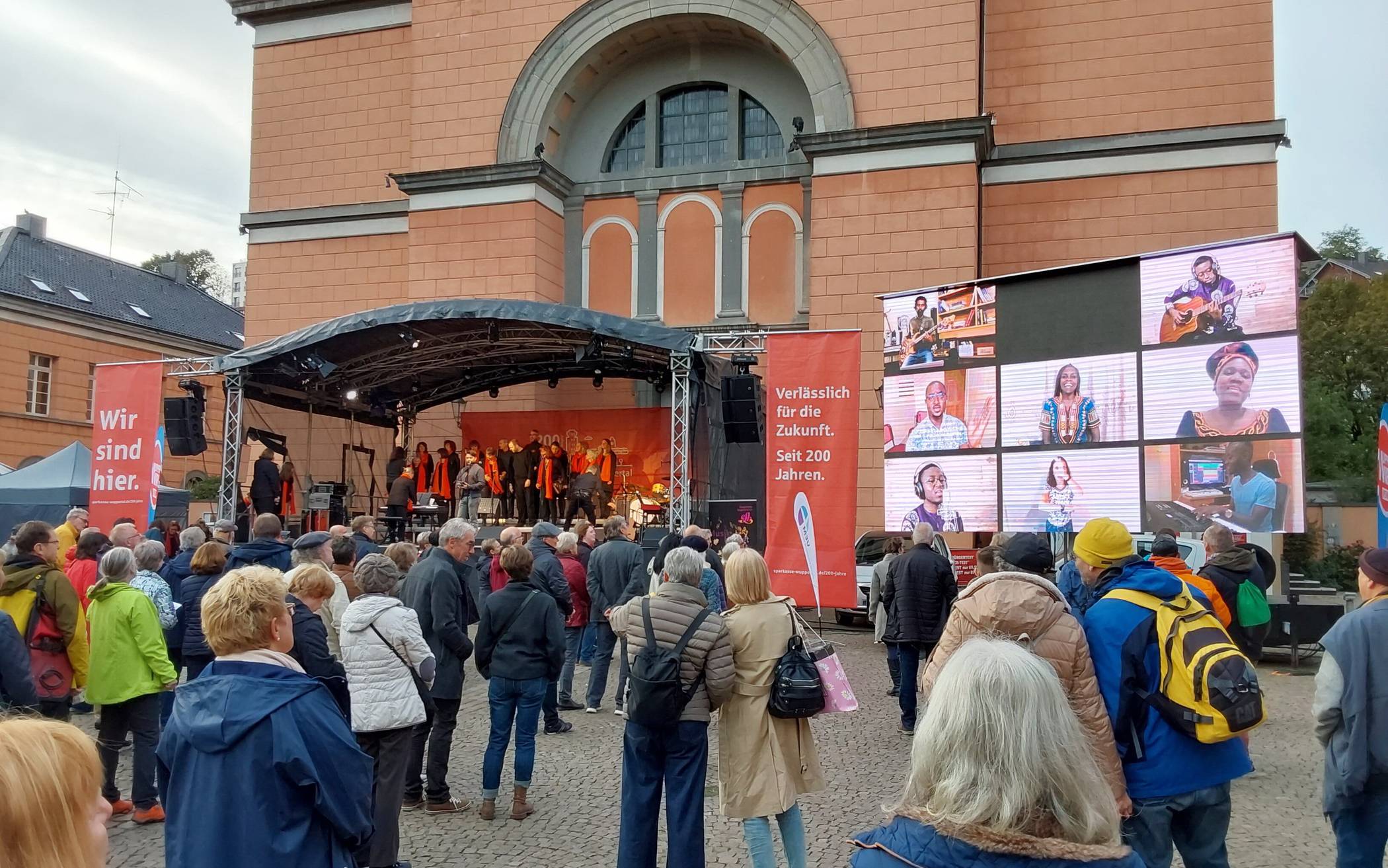 Die Mitsingaktion am 3. Oktober 2022 auf dem Laurentiusplatz in Wuppertal.