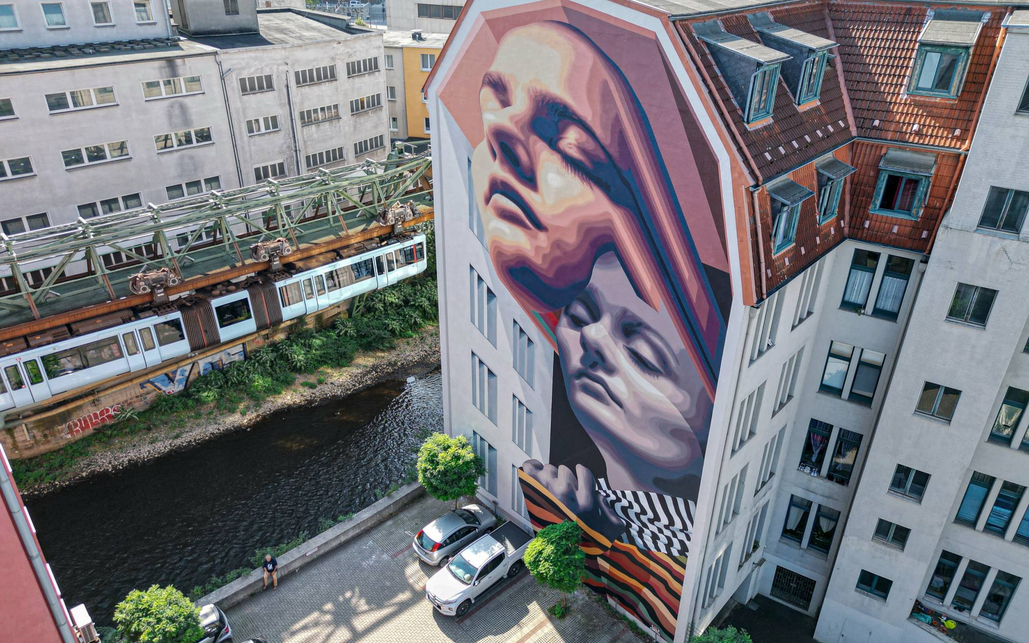  Die vom Urban-Art-Künstlerinnen-Duo Medianeras aus Barcelona gestaltete Fassade an der Hofaue 49.  