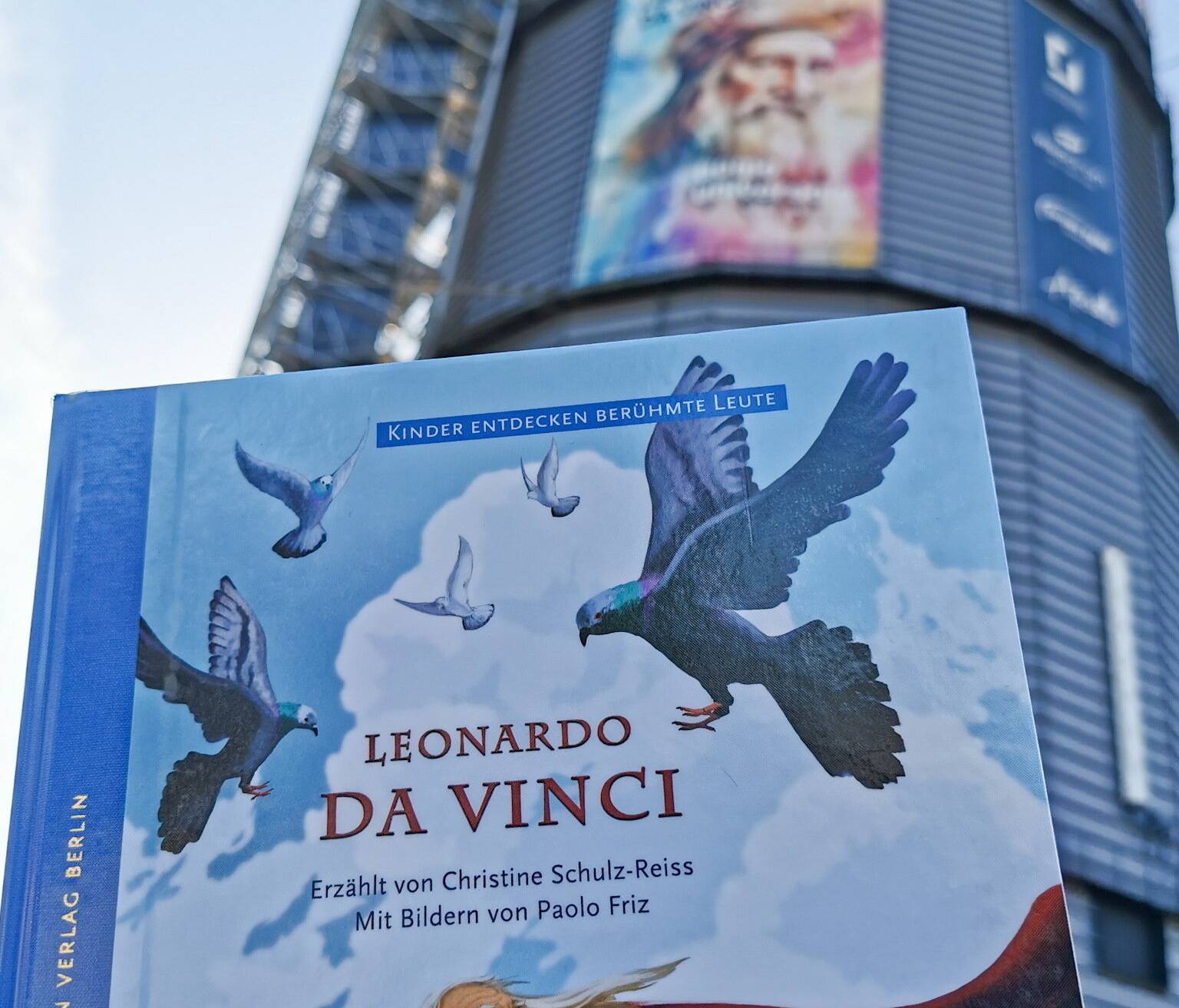 Das Kinderbuch, aus dem im Visiodrom vorgelesen wird: „Die geheimnisvolle Welt des Leonardo da Vinci“ von Autorin Christine Schulz-Reiss, hier zu sehen vor dem Gaskessel in Heckinghausen.