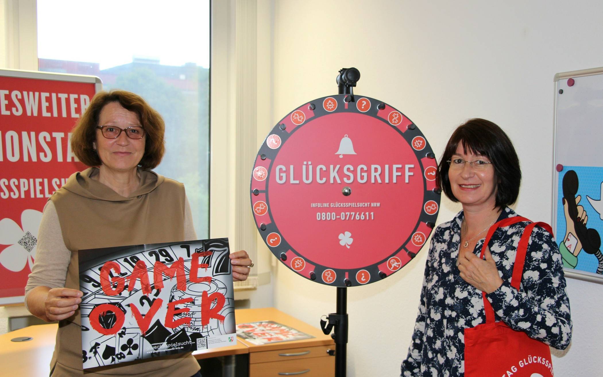  Regelmäßig nutzen Stefanie Bentin (il.) und Ulrike Schweitzer aus der Fachstelle Sucht des Blauen Kreuzes den Aktionstag Glücksspielsucht, um auf die Risiken des Glücksspiels hinzuweisen. 