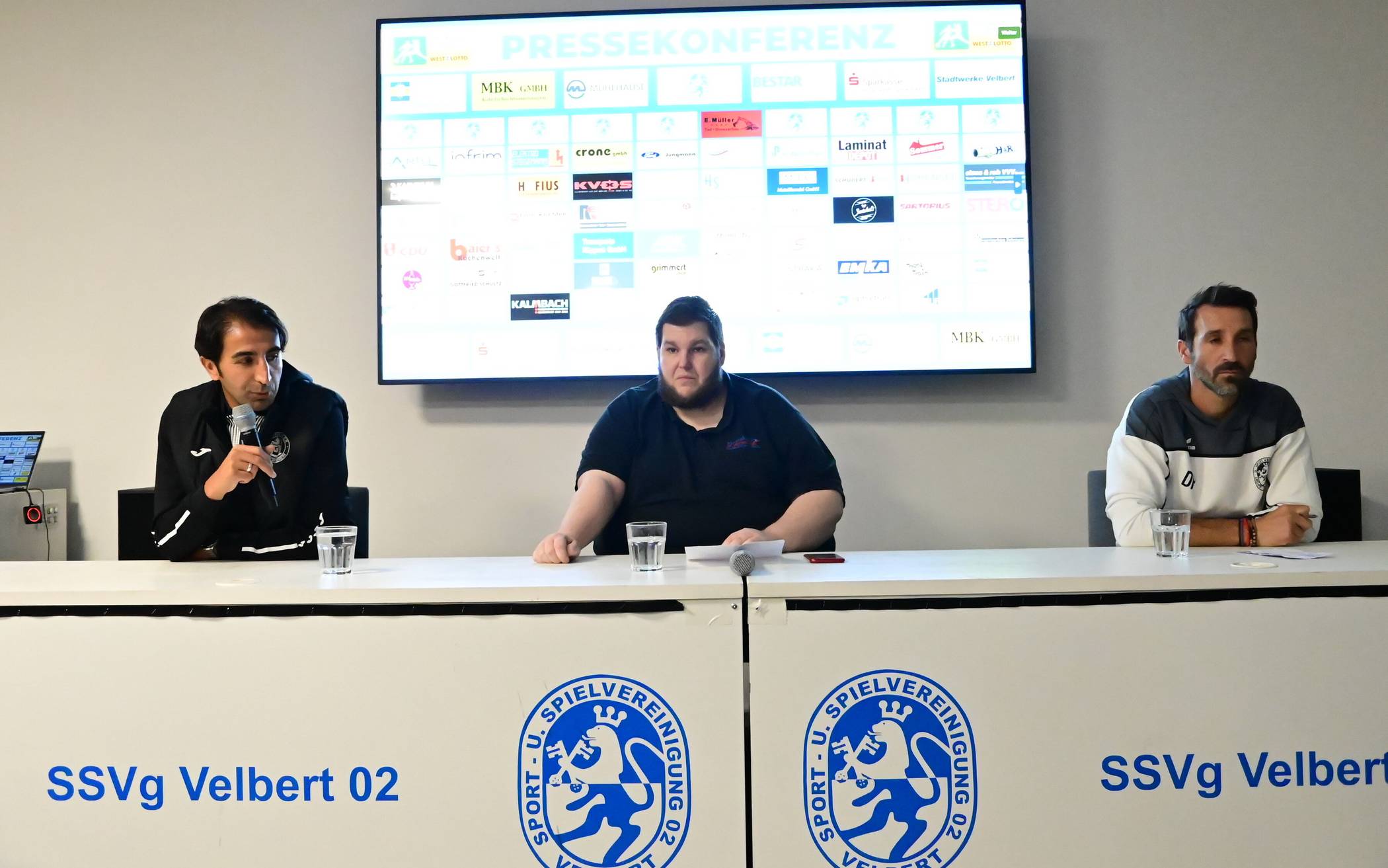  Die Trainer Hüzeyfe Dogan (li.) und Dimitrios Pappas (re.) in der Pressekonferenz. 