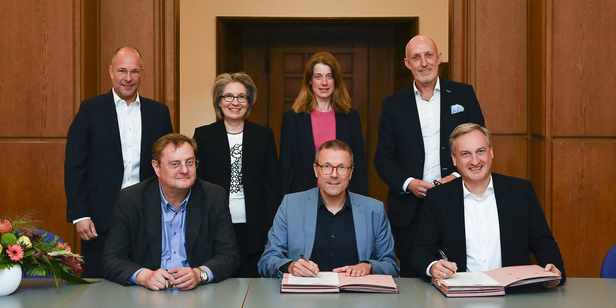  Peter Storch (Vorstandsmitglied WSW Energie &amp; Wasser AG), Oberbürgermeister Uwe Schneidewind und WSW-Vorstandsvorsitzender Markus Hilkenbach (v.li.) bei der Unterschrift. Dahinter Dr. Frank Pieper (Geschäftsführer WSW Netz GmbH), Stephanie Barth-Krösche (Leiterin Wassermanagement WSW Energie &amp; Wasser AG), Saskia Wallert (Beteiligungsmanagement Stadt Wuppertal) und WSW-Arbeitsdirektor Markus Schlomski (v.l.). 