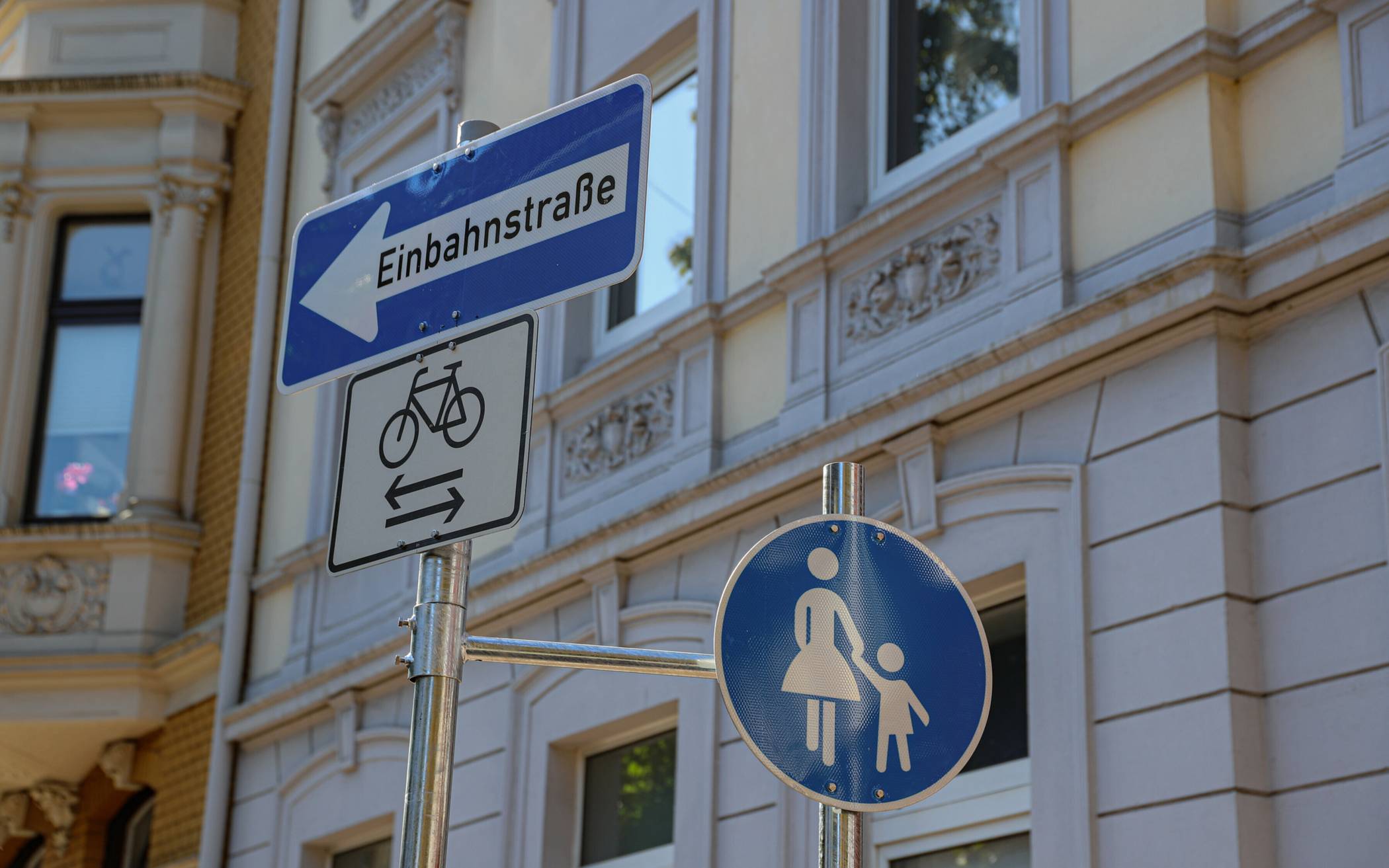 Schilder in der Hünefeldstraße.