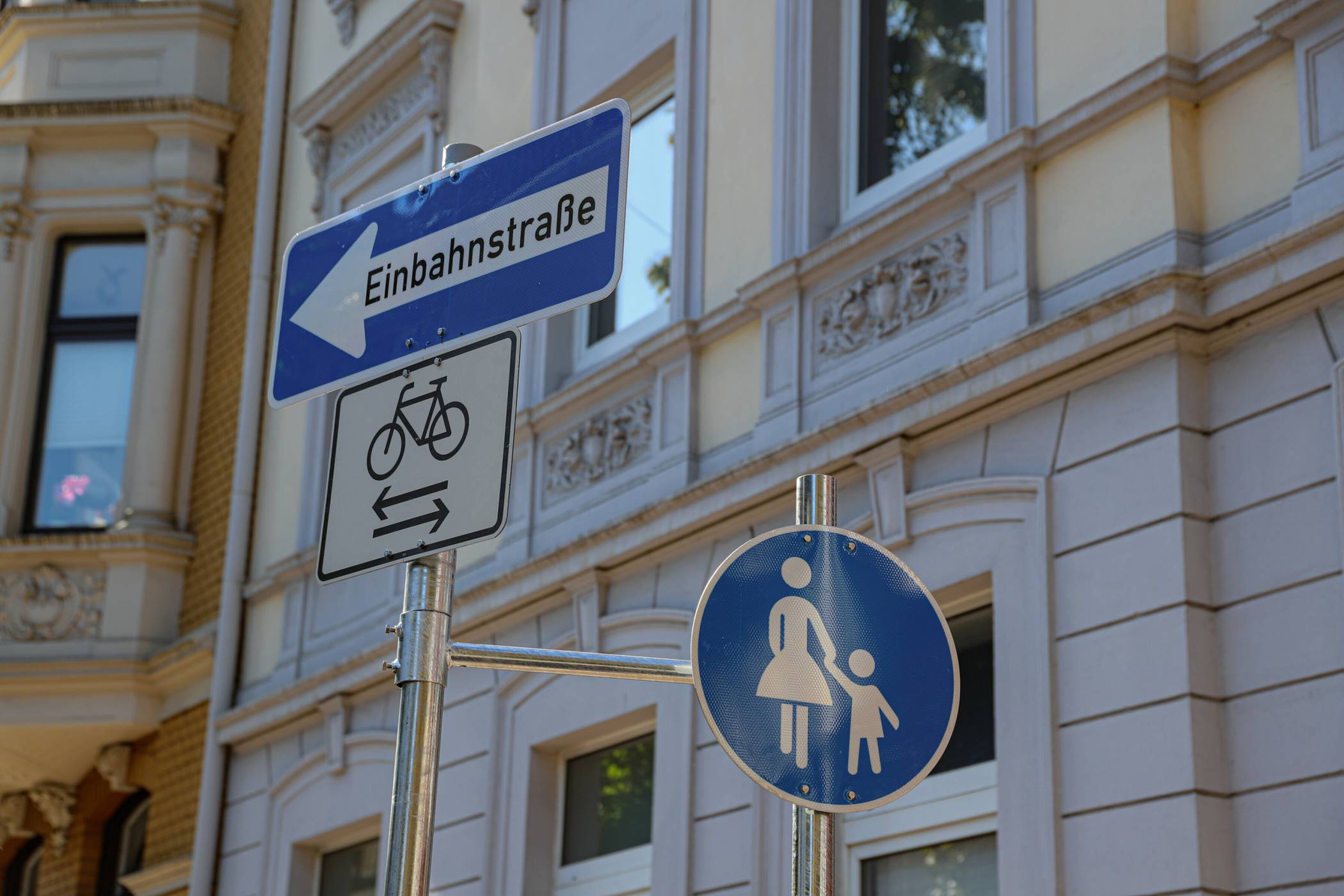  Schilder in der Hünefeldstraße. 