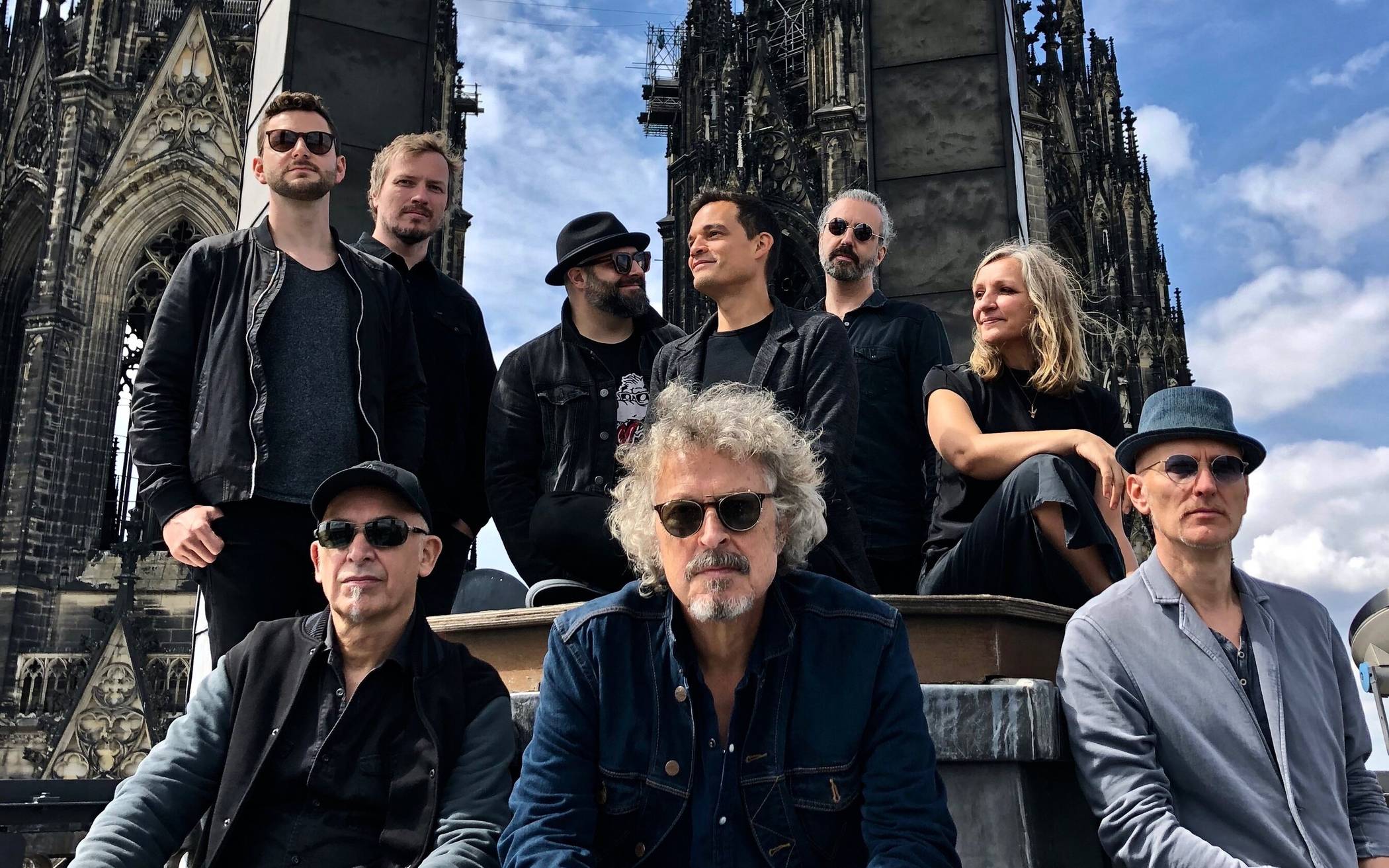 Wolfgang Niedecken mit Musikern vor dem Dom.