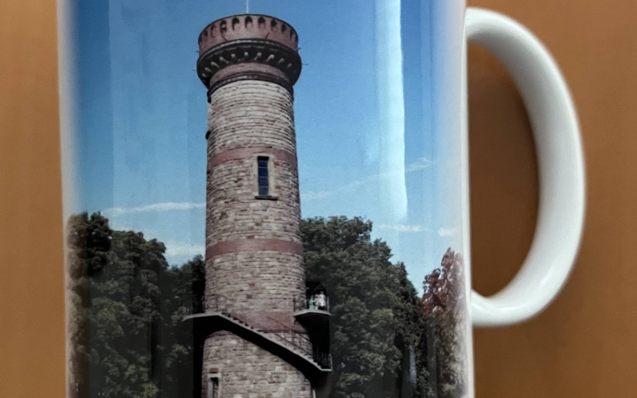  Die Tasse mit dem Toelleturm-Motiv verkauft der BVV zu Öffnungszeiten des Turms. 