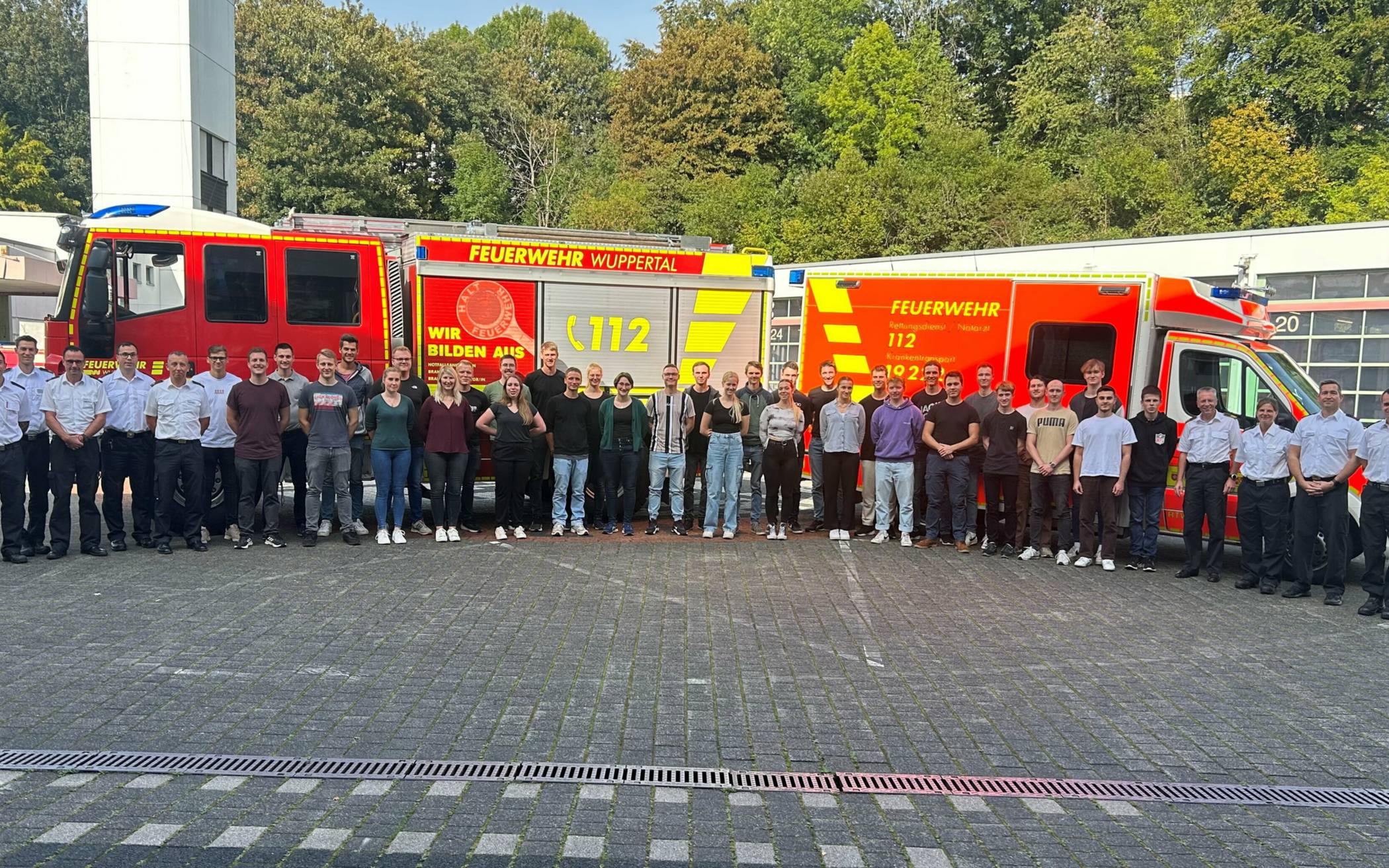  Feuerwehr-Chef Ulrich Zander hieß mit Michael Schwarz und dem Team der Ausbildung die neuen Auszubildenden willkommen.   