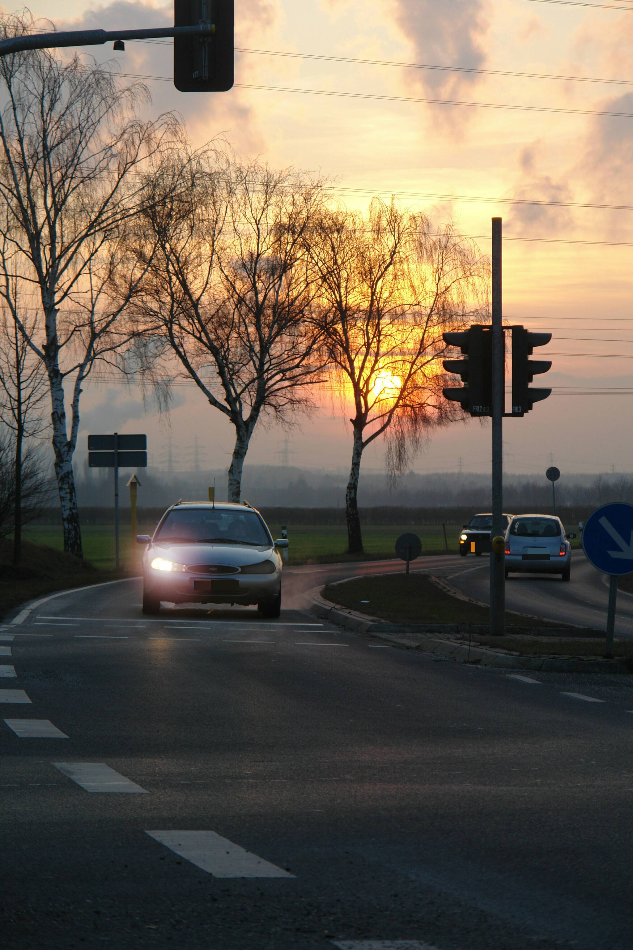 Autos mit defekten Lampen sind am Abend und in der Nacht schlecht zu erkennen.