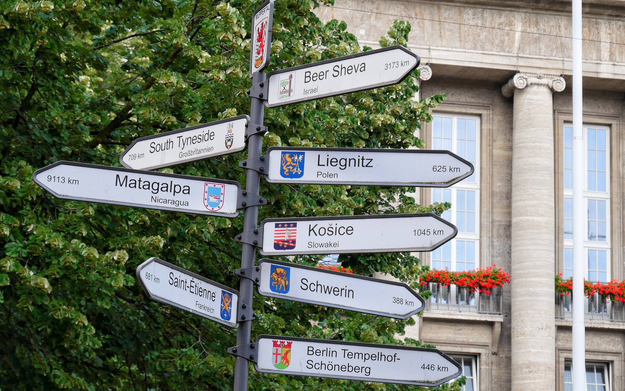 Schilder der Wuppertaler Partnerstädte vor dem Rathaus.