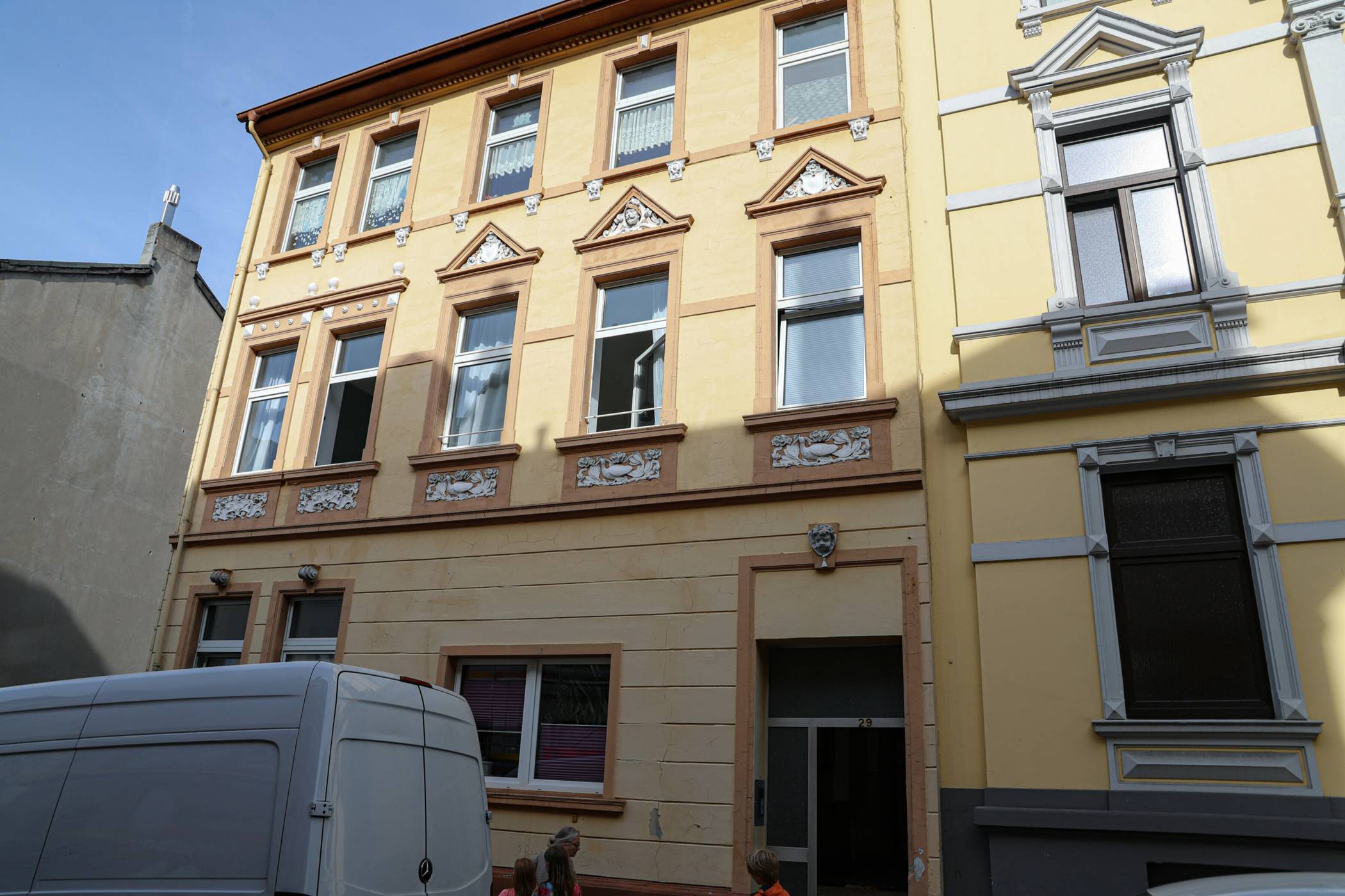  In diesem Haus passierte das Unglück. 