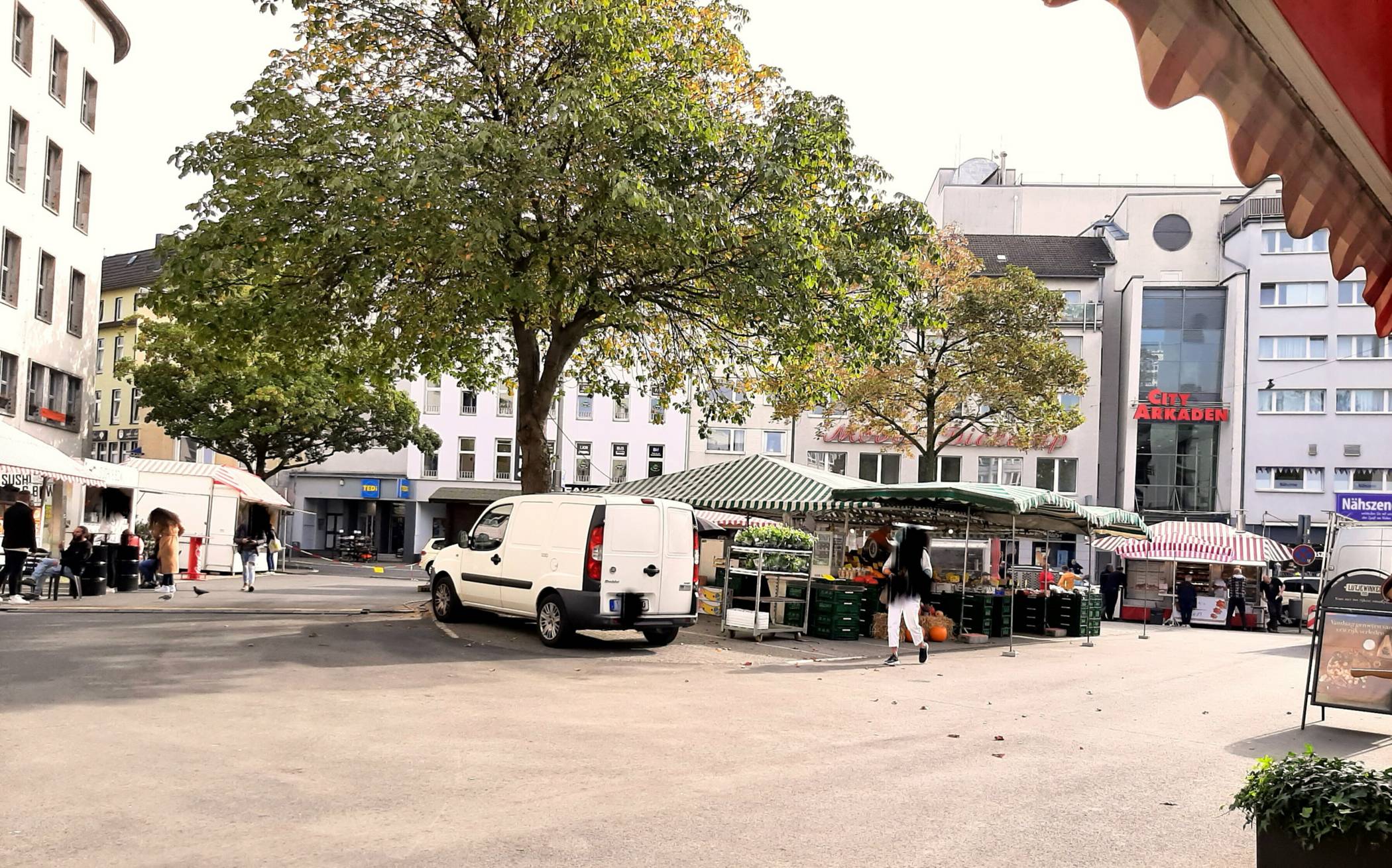 Blick auf den Wochenmarkt auf dem Platz am Kolk.