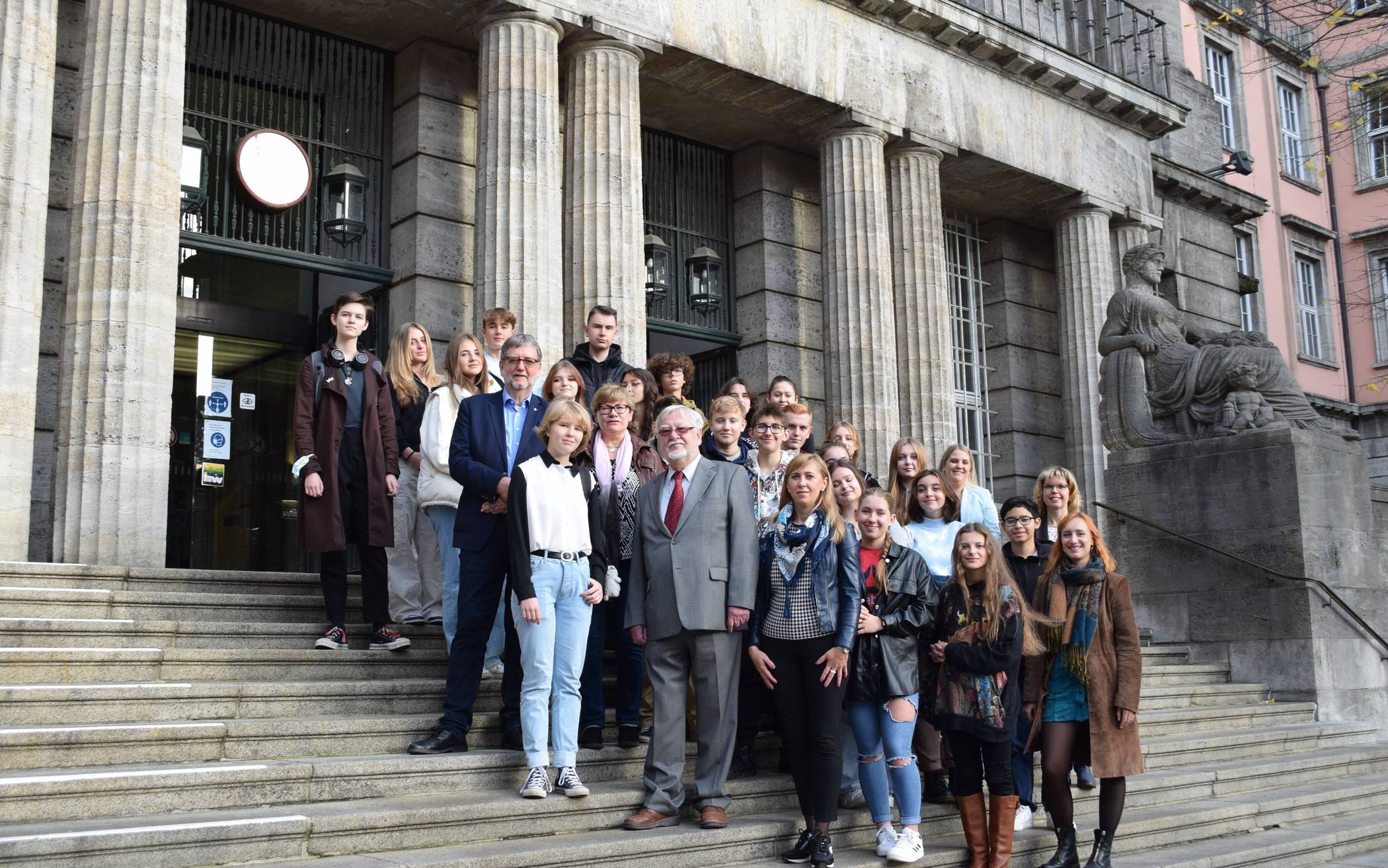 Eine Schülergruppe aus Legnica im Oktober 2022 vor dem Wuppertaler Rathaus.
