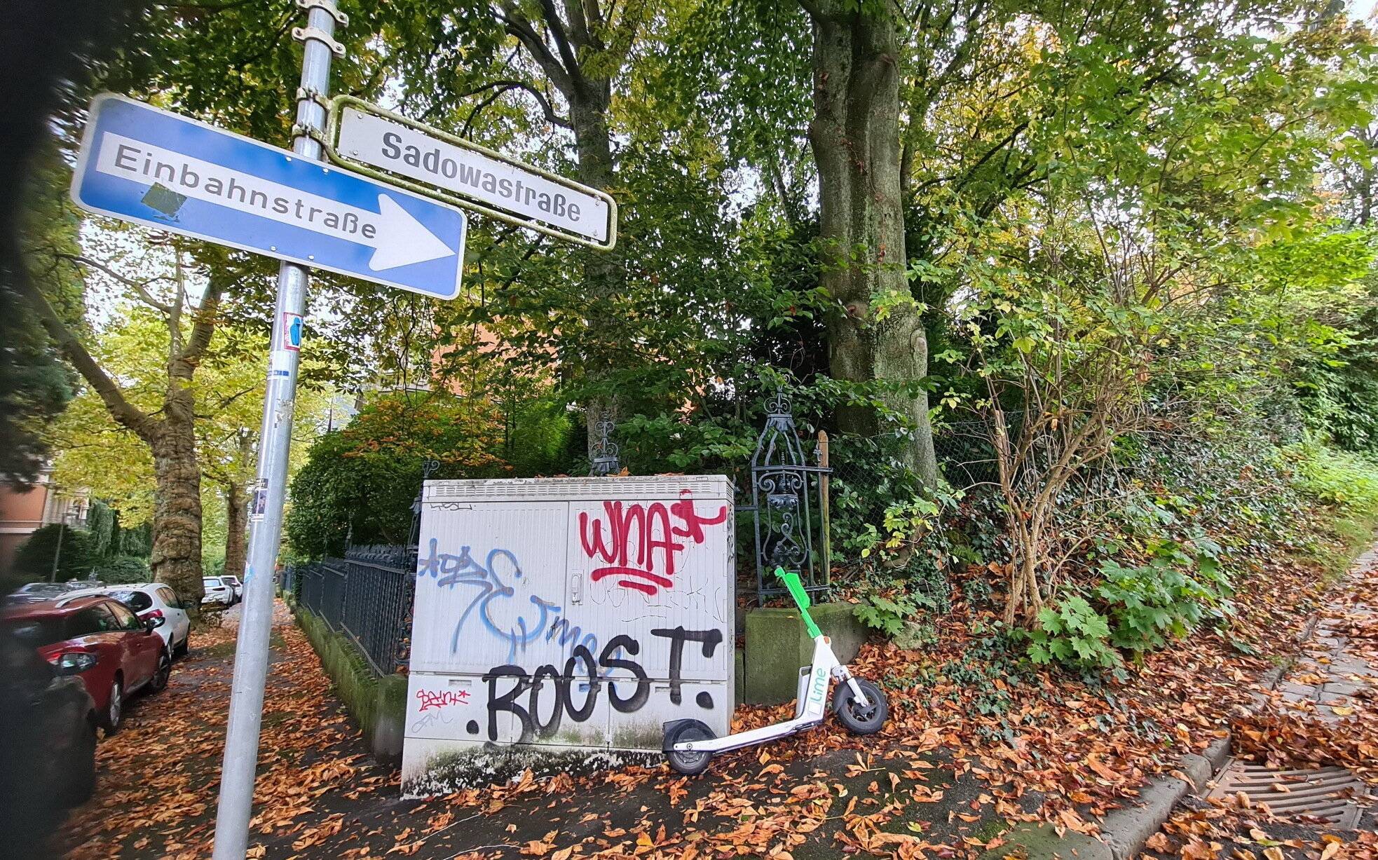Abgestellter E-Scooter an der Sadowastraße.