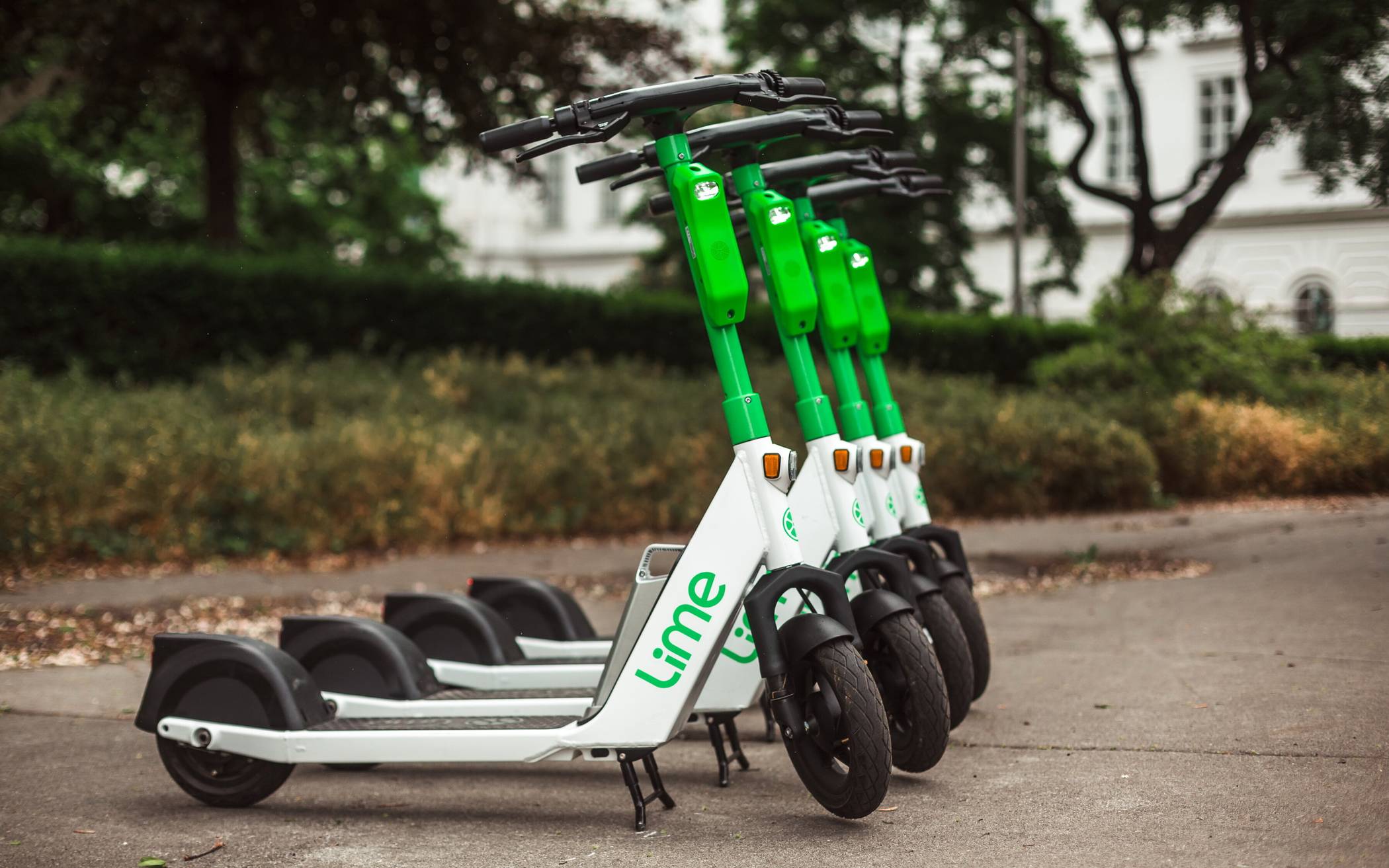 E-Scooter der Firma „Lime“.