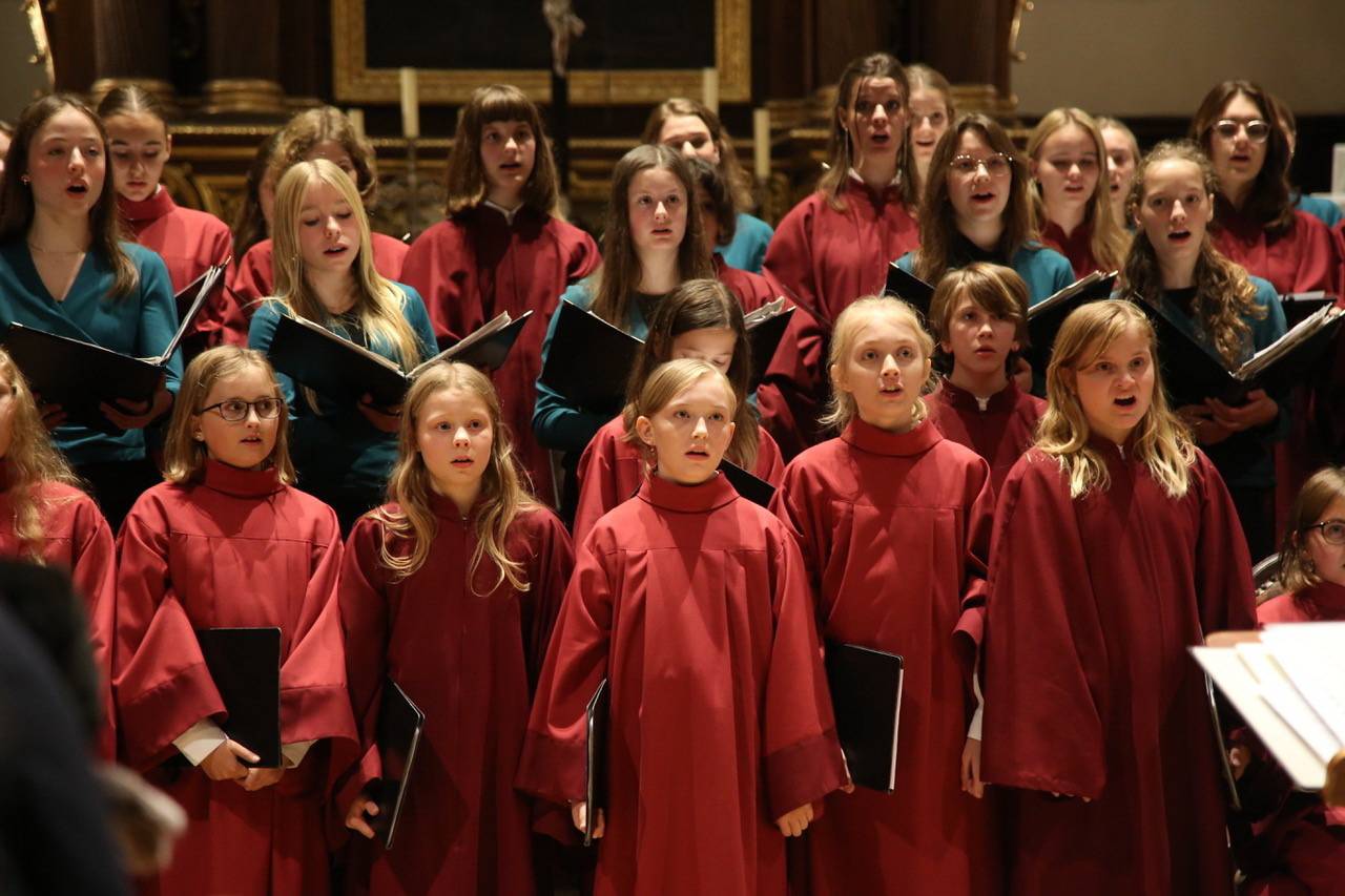 Mädchenkurrende singt mit Regensburger Domspatzen