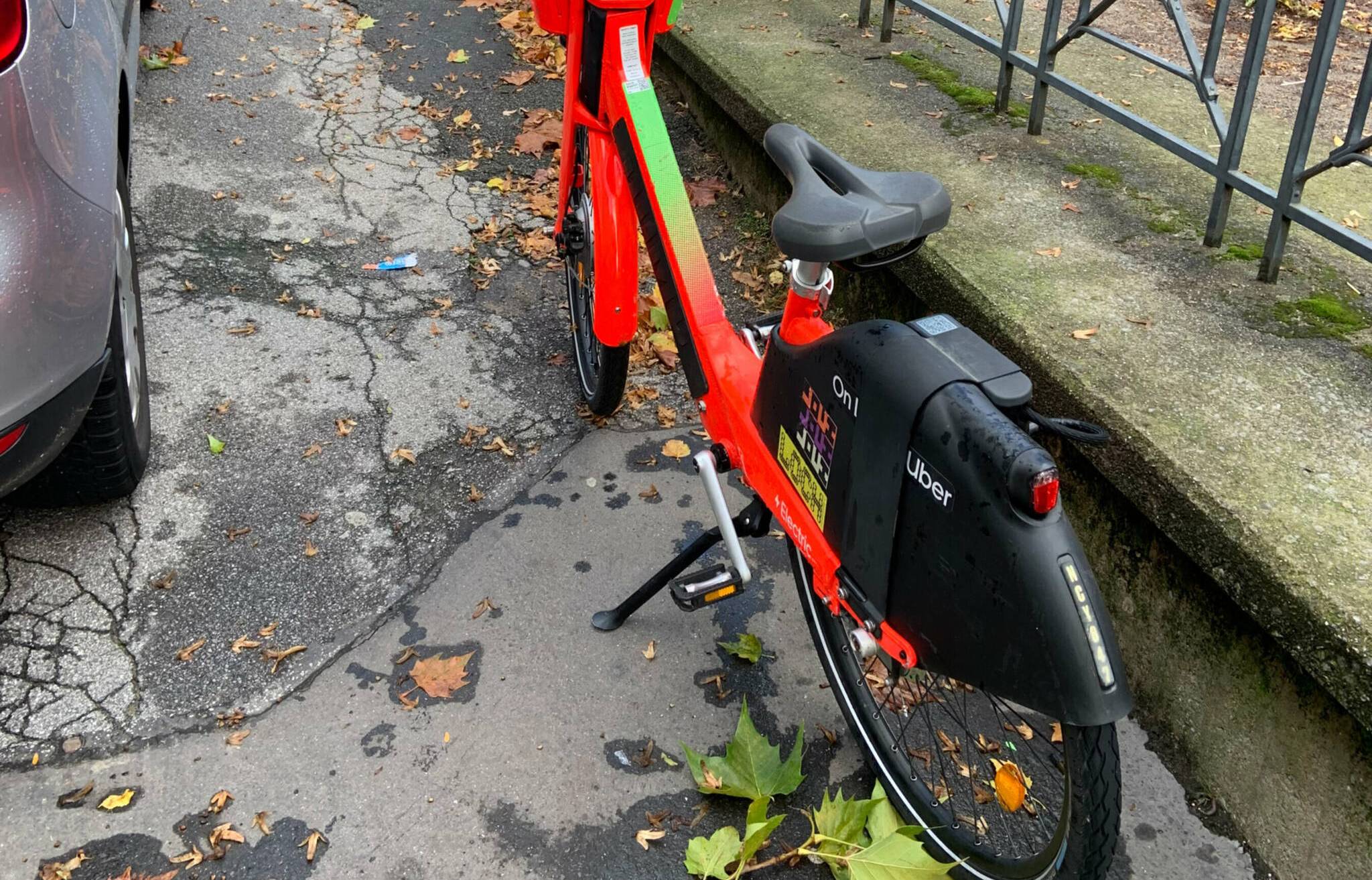 Ein E-Scooter auf dem Bürgersteig.