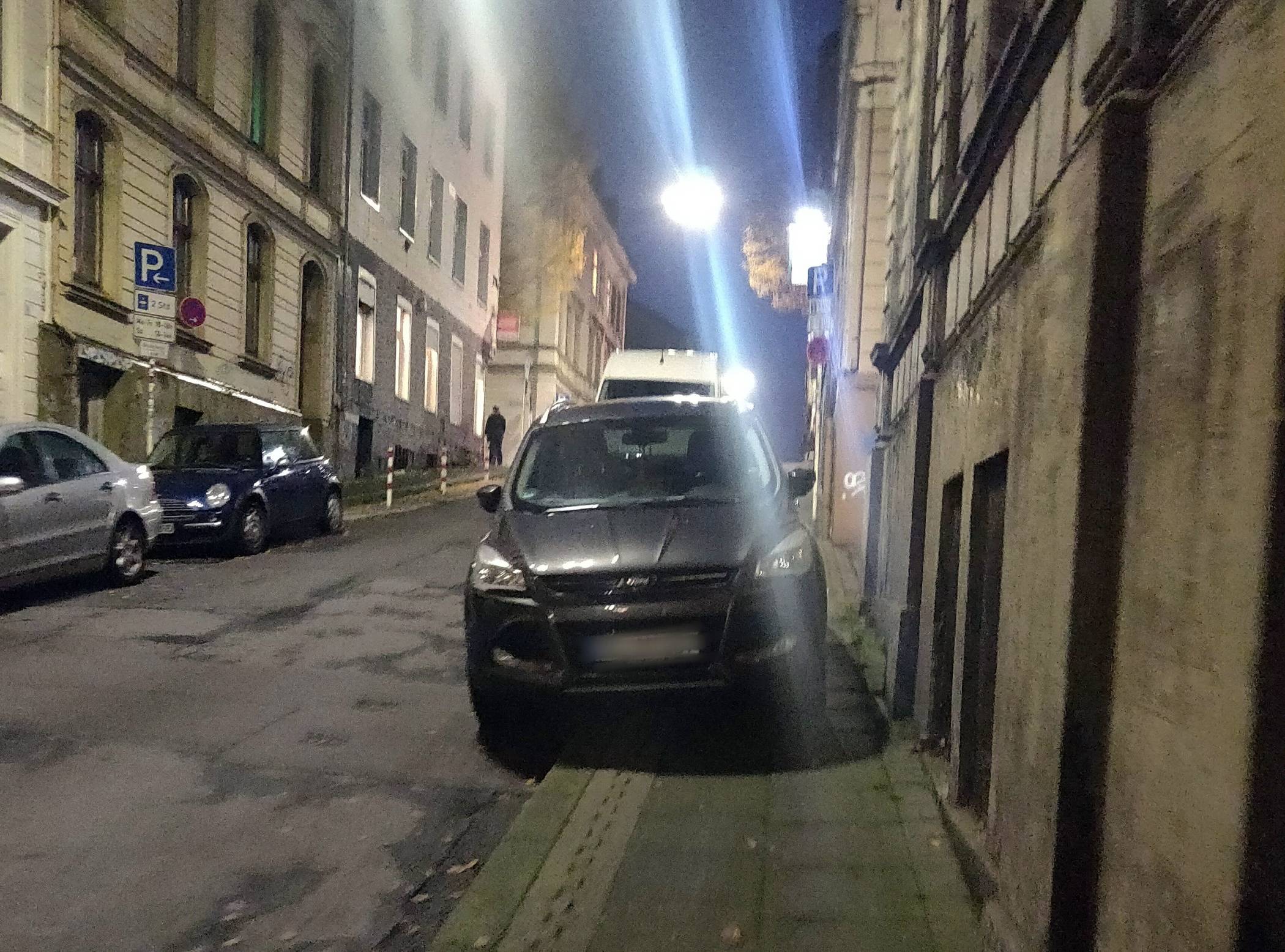 Auf dem Gehweg geparktes Auto in Wuppertal.