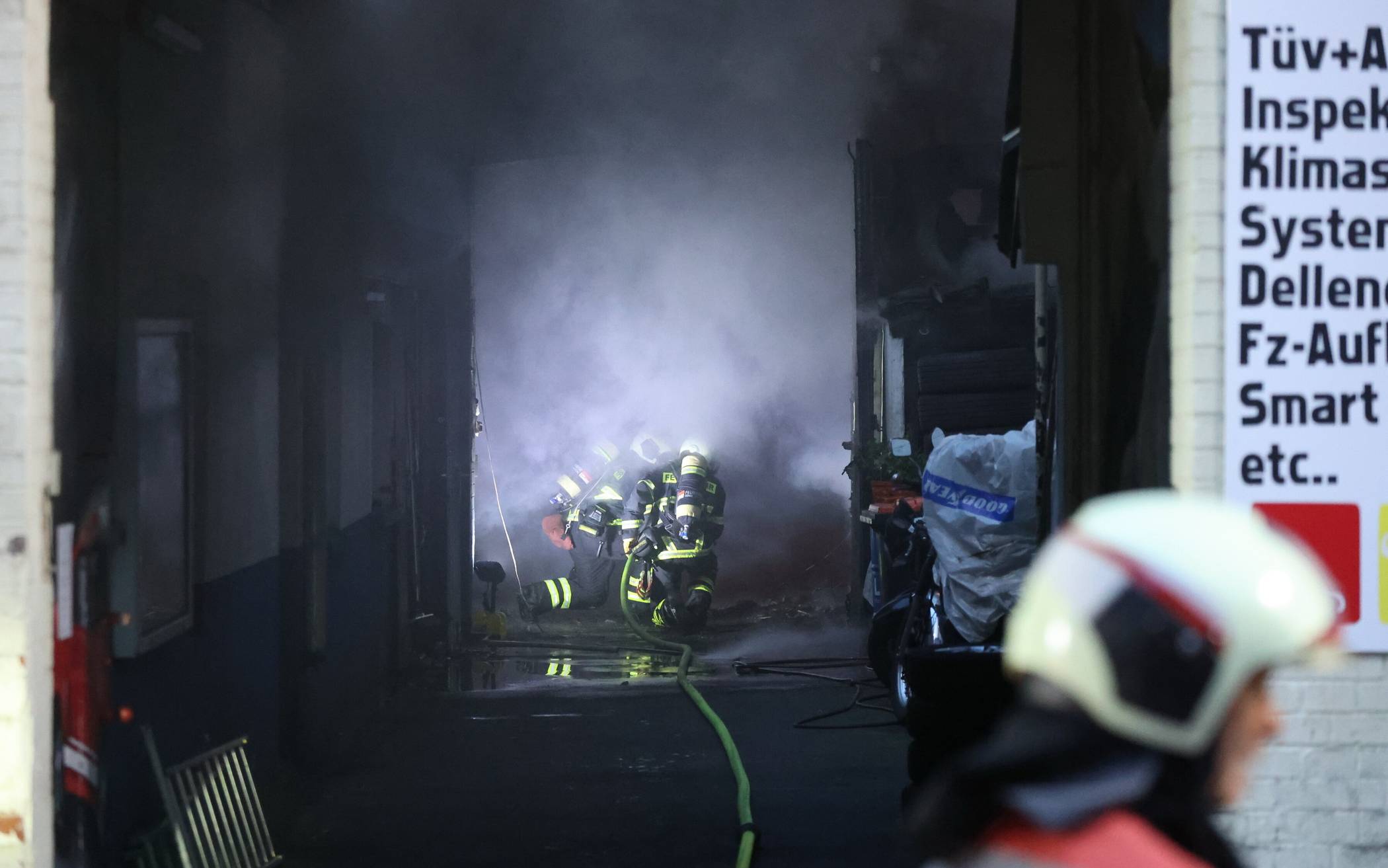 Die Feuerwehr kämpfte gegen die Flammen und den Rauch.