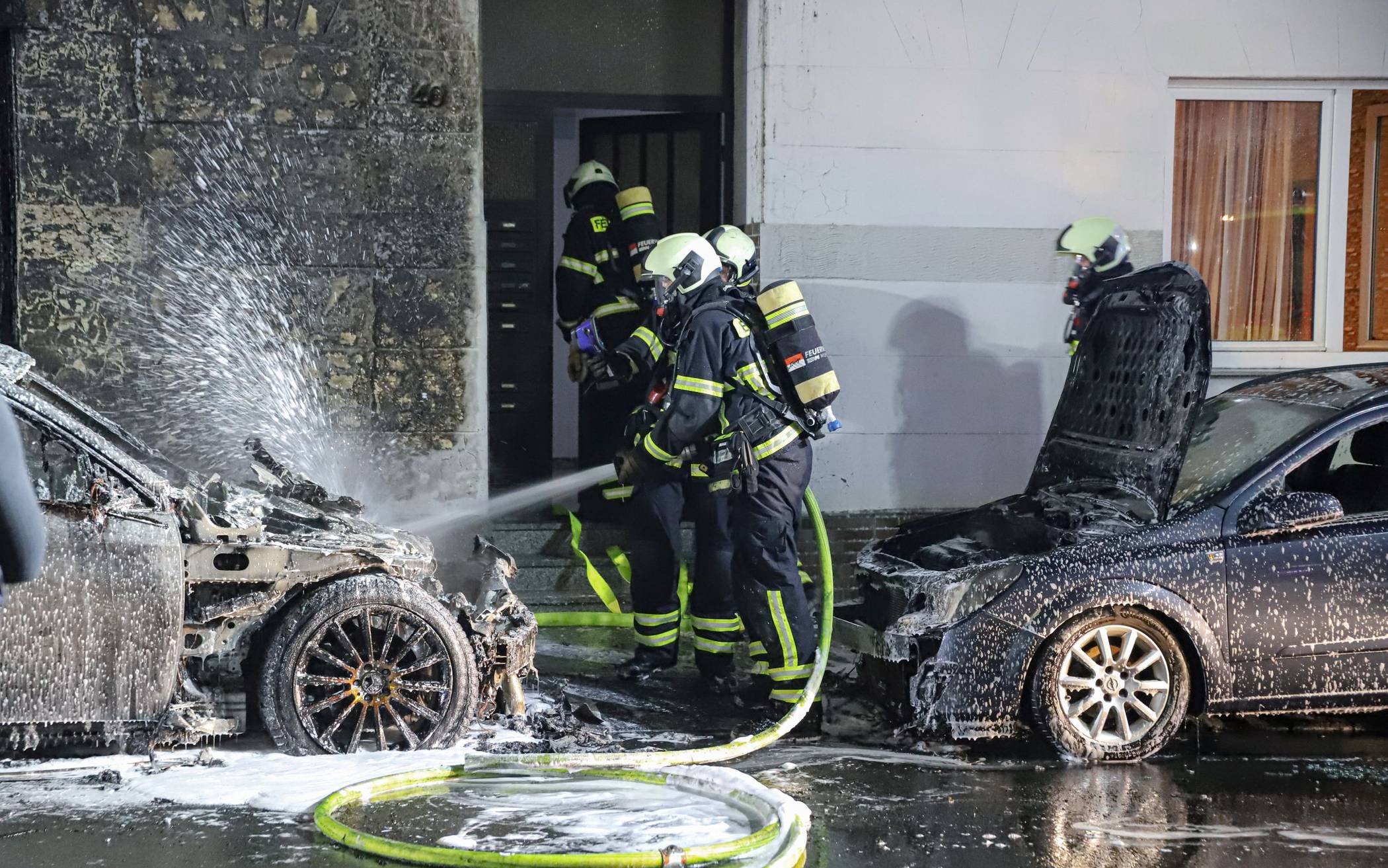 Haus nach Brand in Wuppertal von Autos evakuiert​
