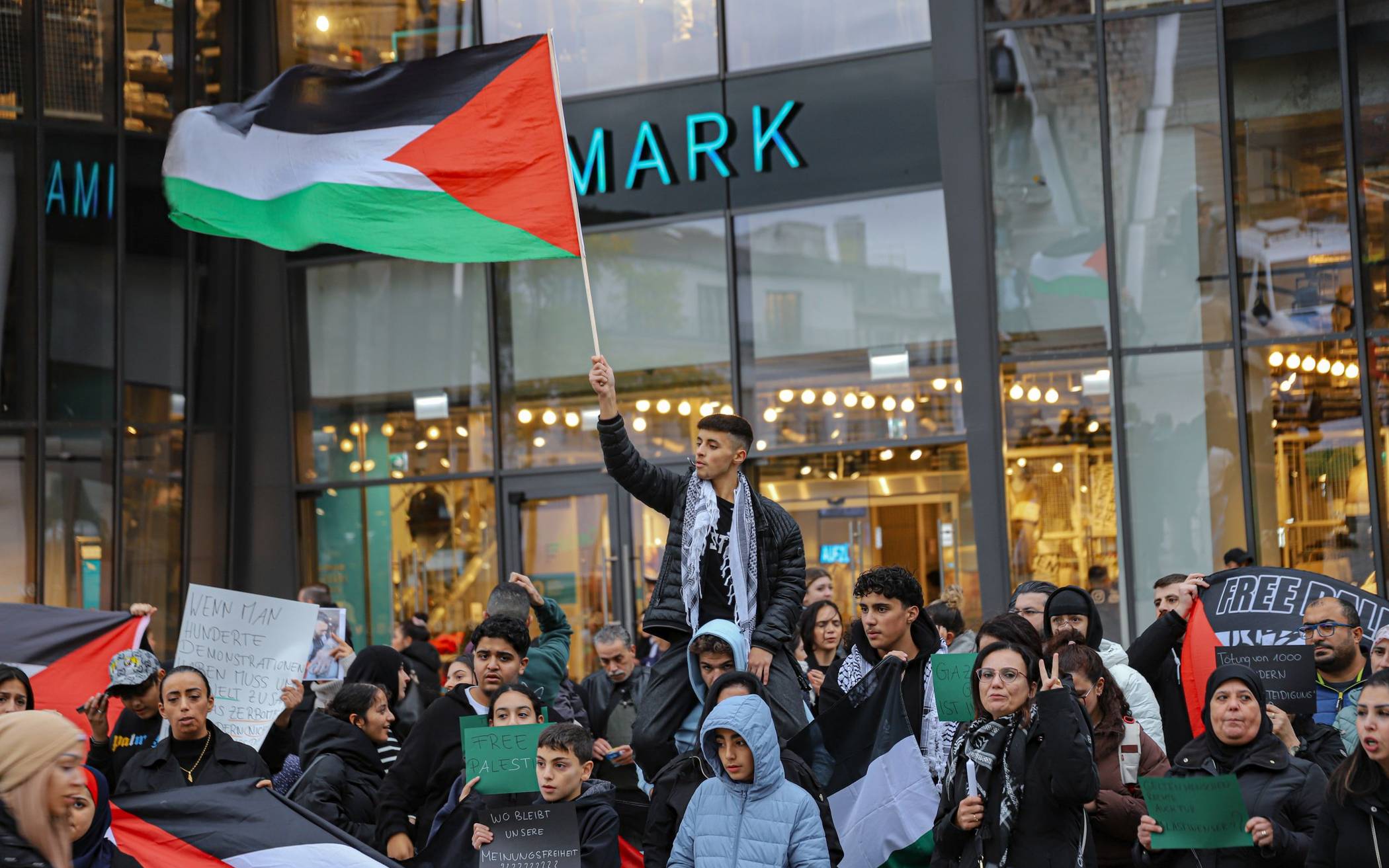 Pro-Palästina-Demo vor dem Hauptbahnhof