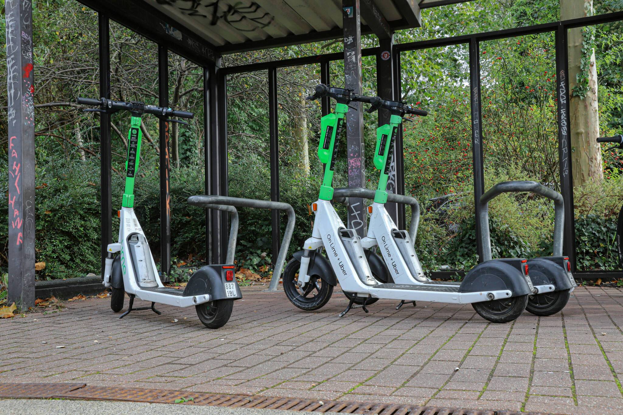 Drei der neuen E-Scooter in Wuppertal.