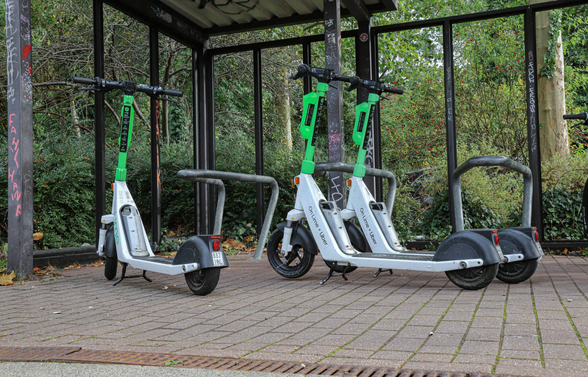Drei der neuen E-Scooter in Wuppertal.
