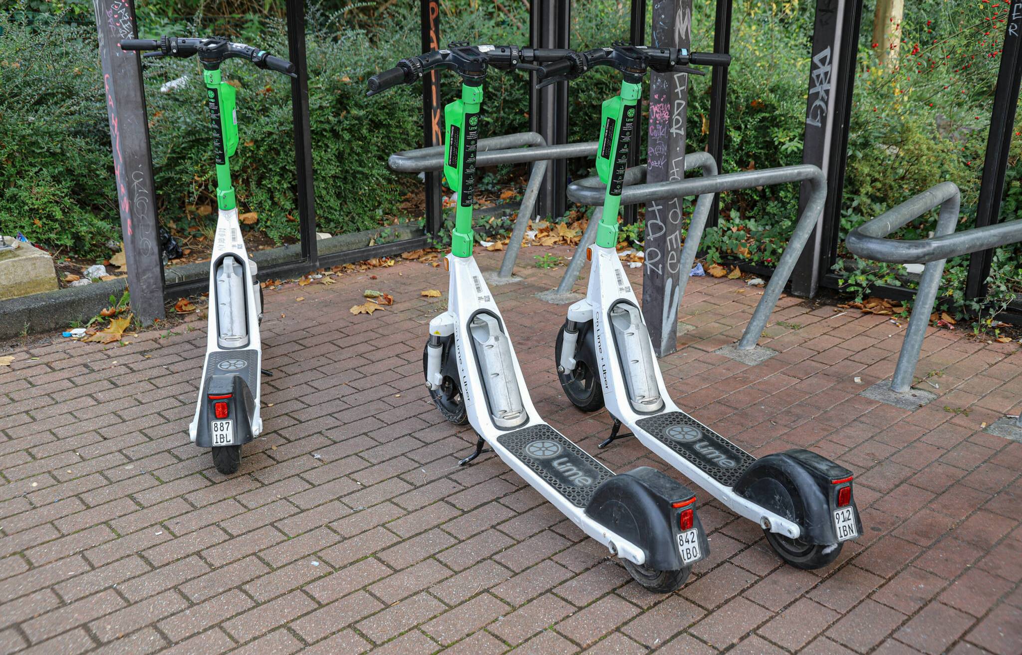 Abgestellte E-Scooter.