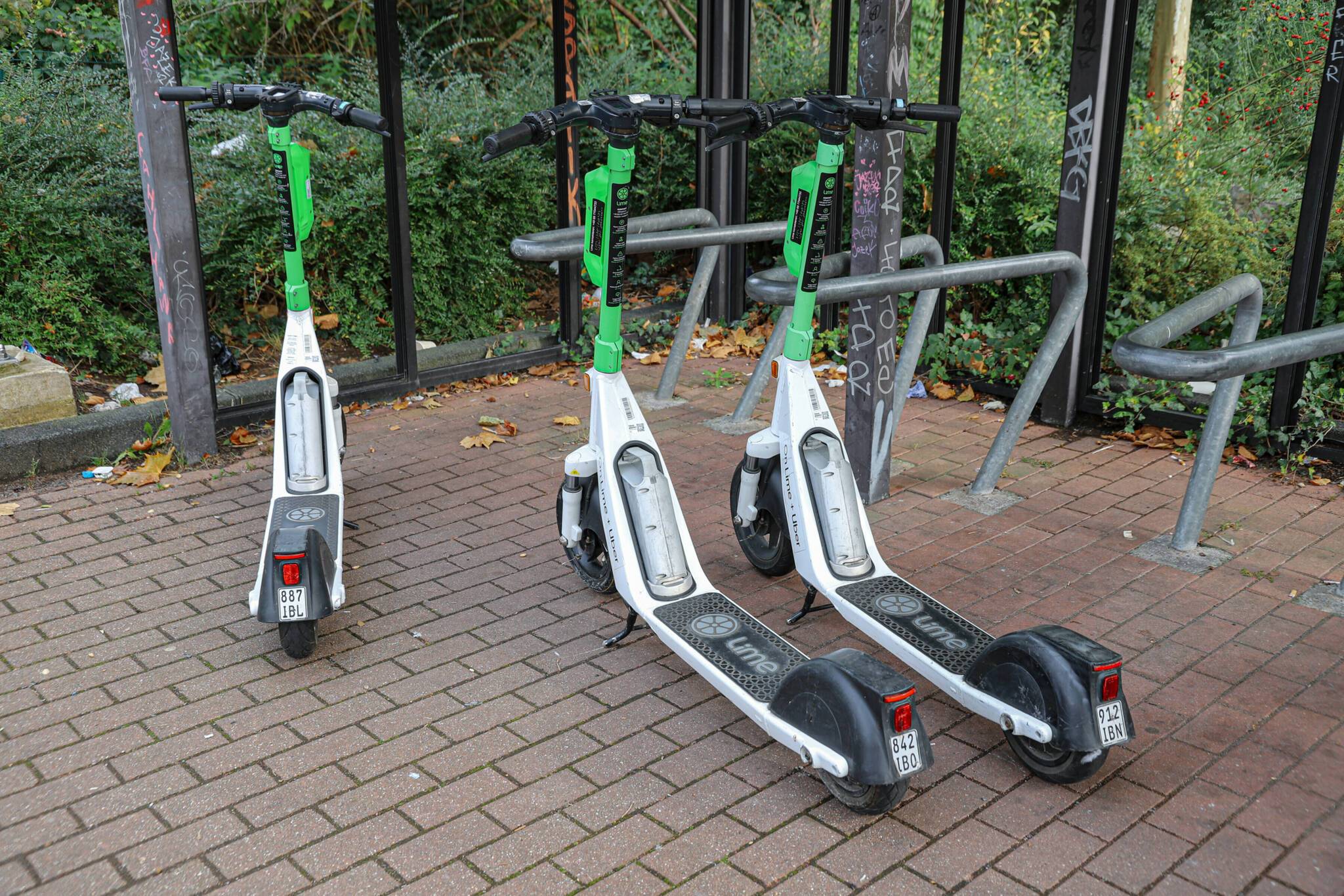 Abgestellte E-Scooter.