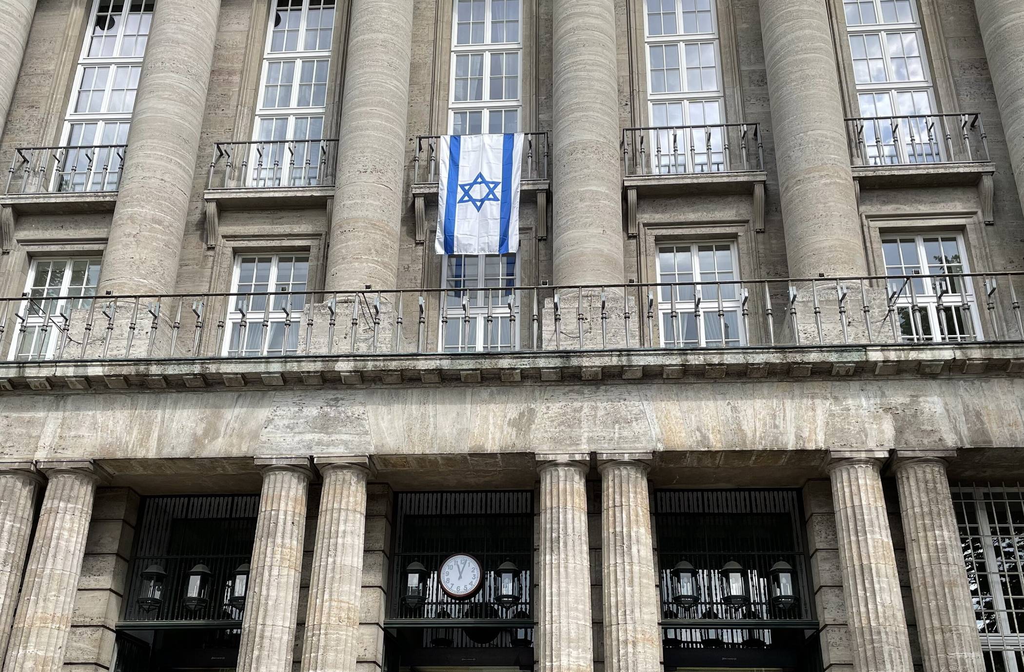  Die Israel-Flagge am Wuppertaler Rathaus. 