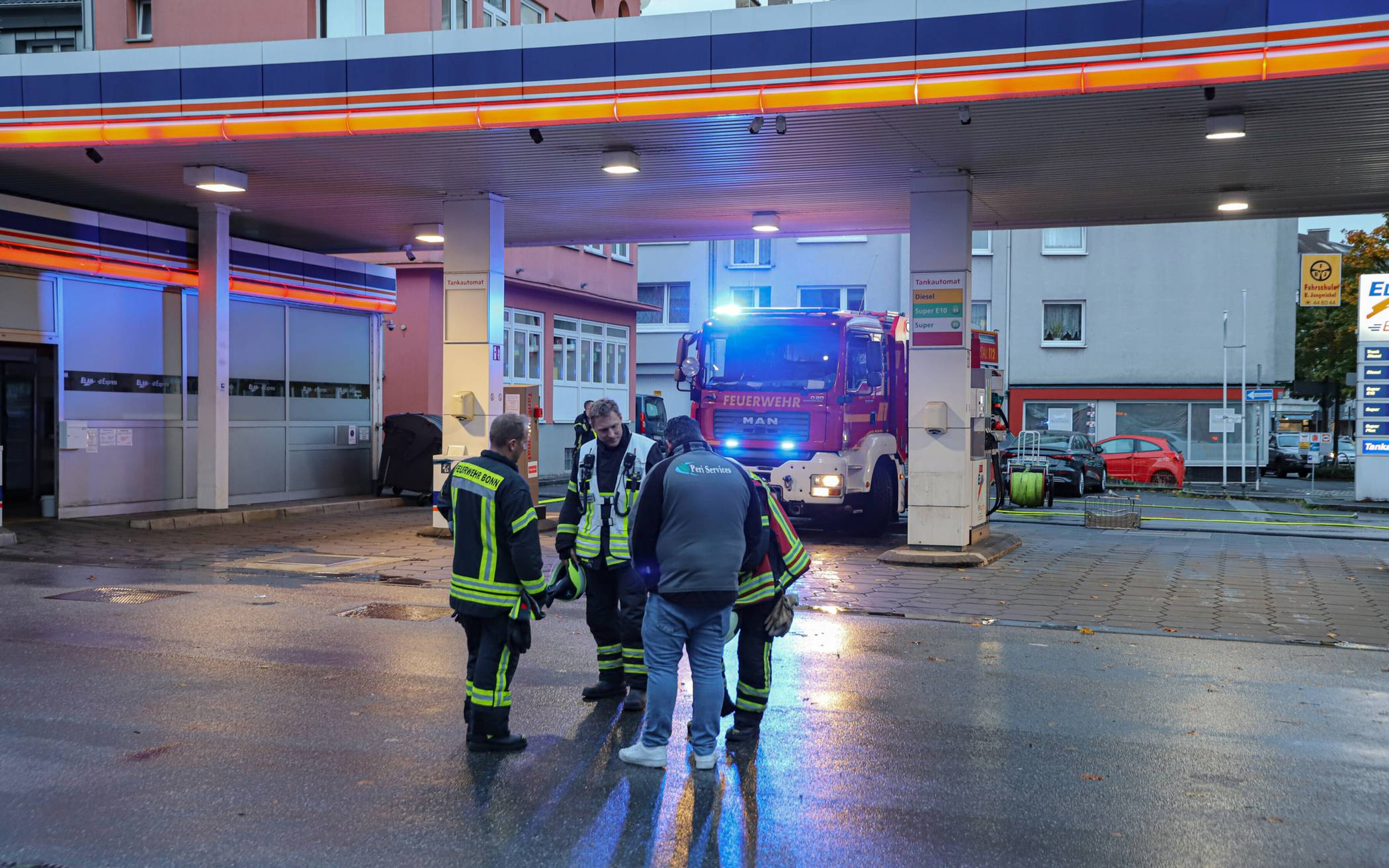 Brand hinter Tankstellen-Gebäude​ in Wuppertal-Elberfeld