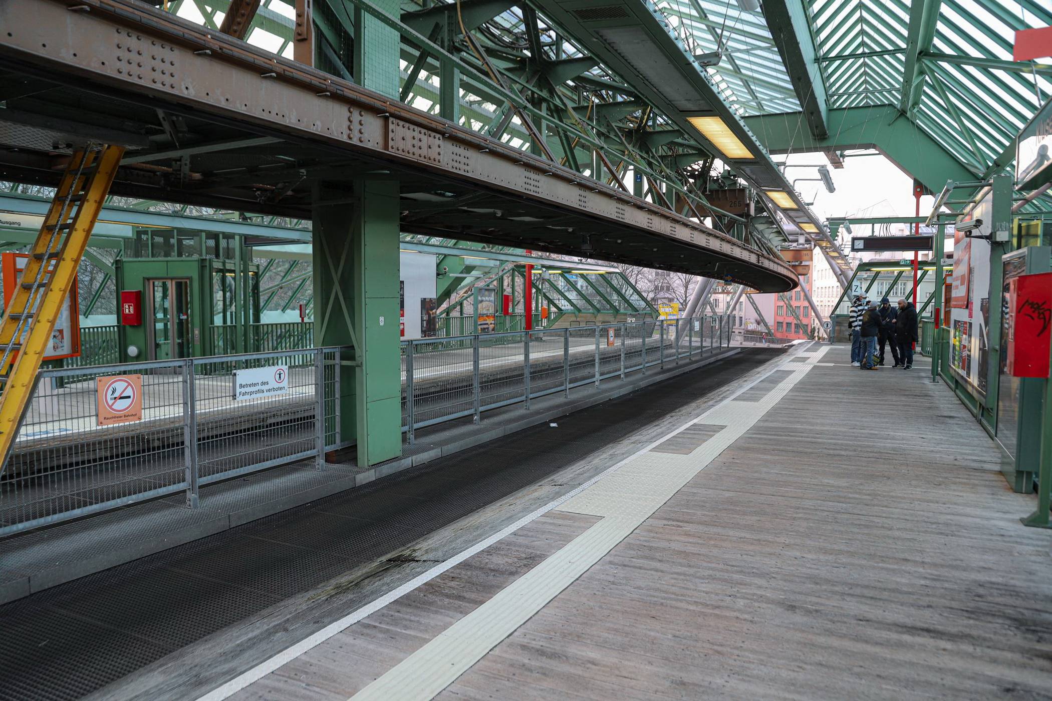  Der Schwebebahnhof Kluse. 