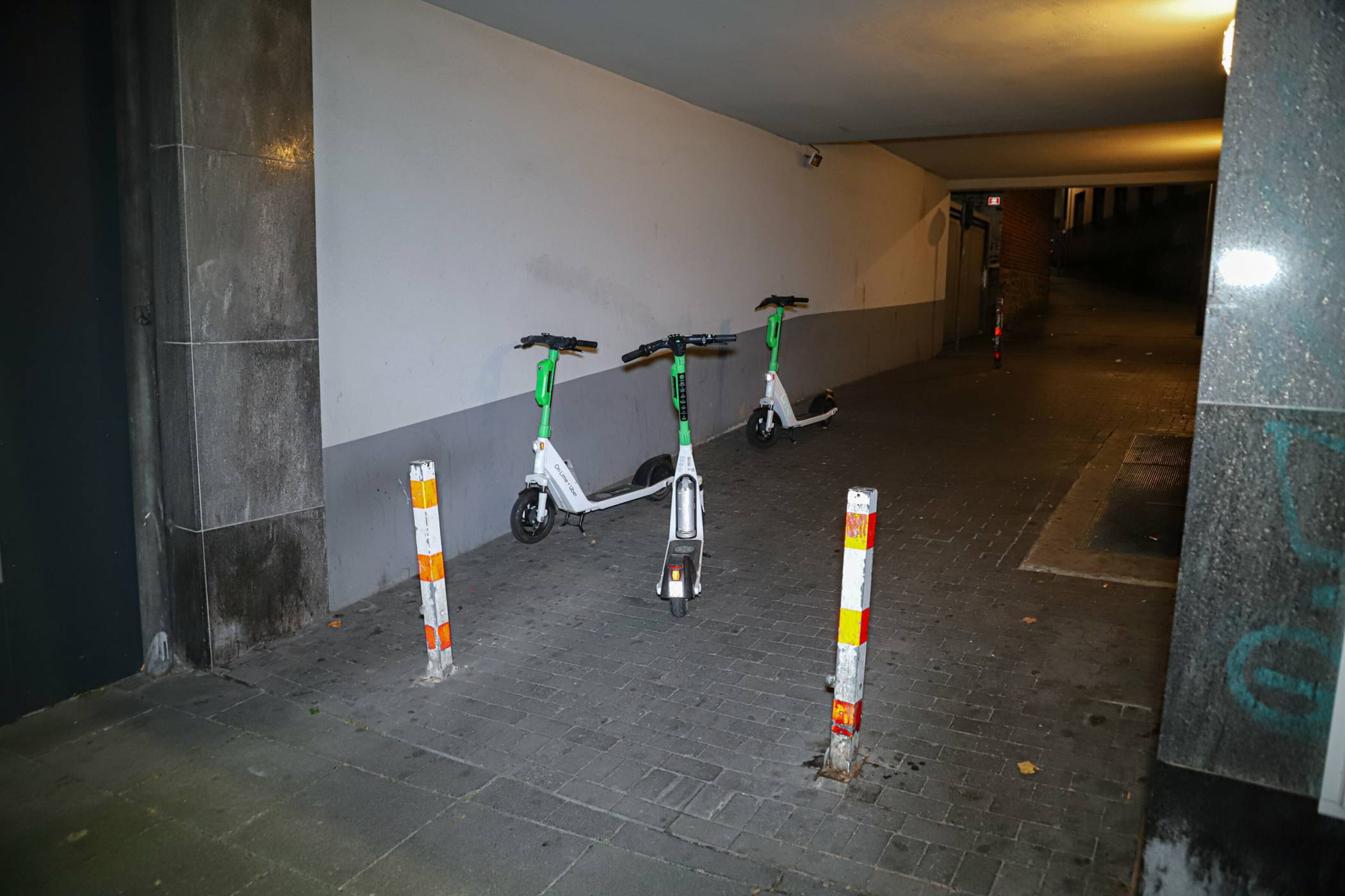 Falsch abgestellte E-Scooter.