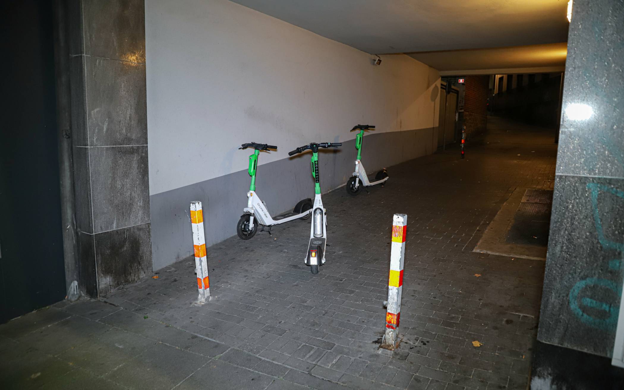 Falsch abgestellte E-Scooter.