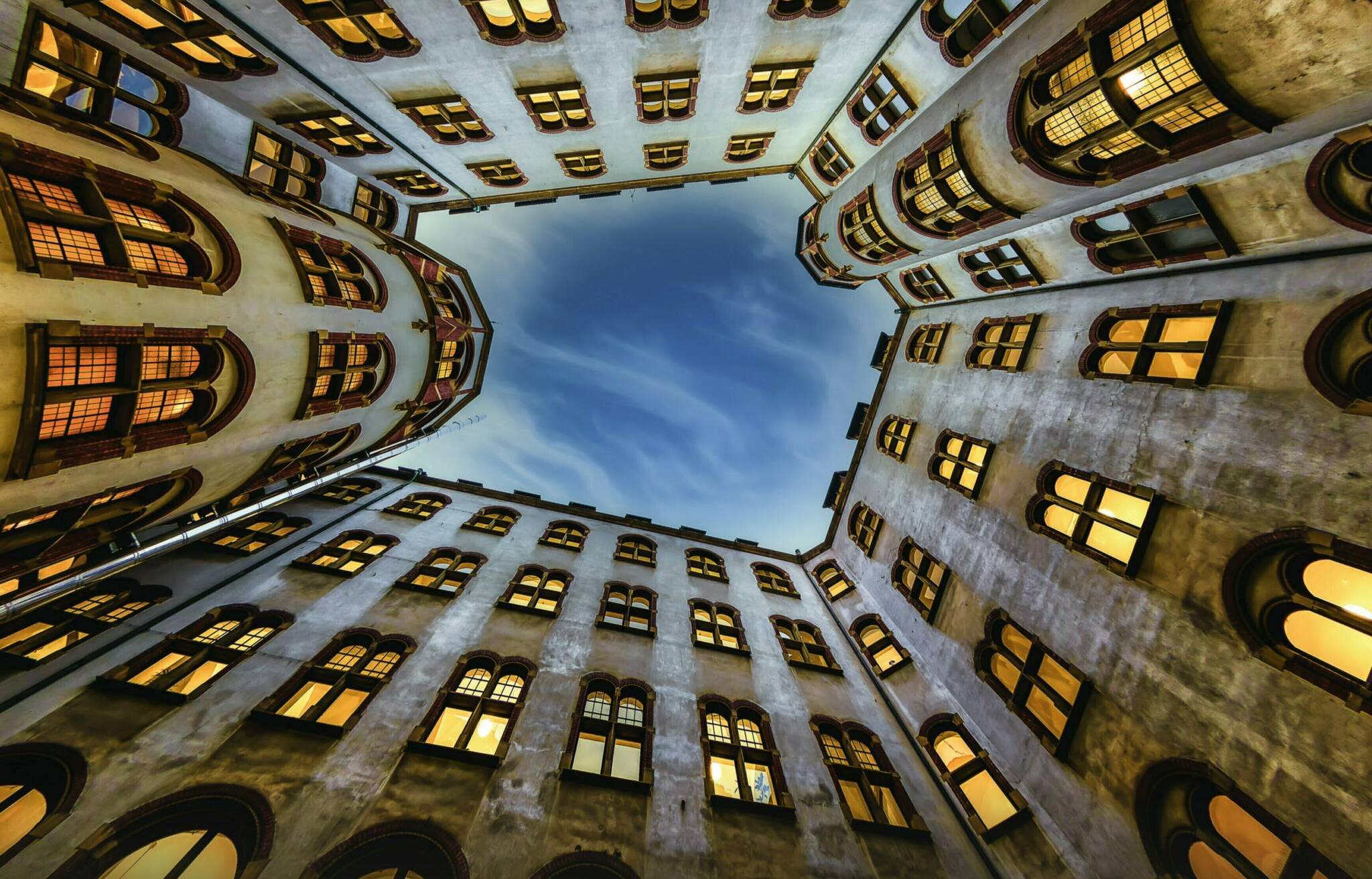 Thomas Sauer belegte mit diesem Blick aus dem Innenhof des strahlenden Elberfelder...