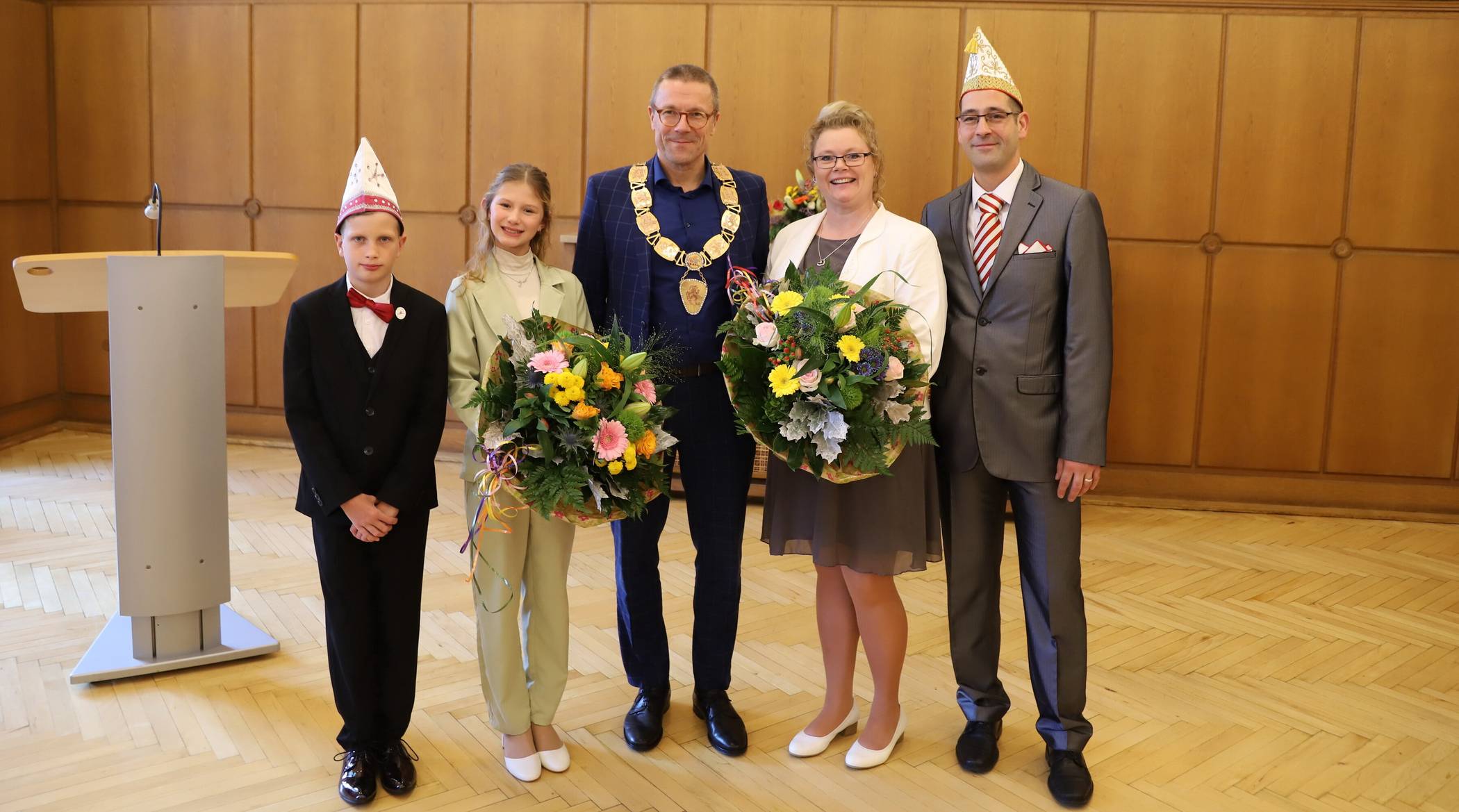 Von li.: Maximilian I, Jana-Anessa I., OB Uwe Schneidewind,, Jana I. und Ralf II.