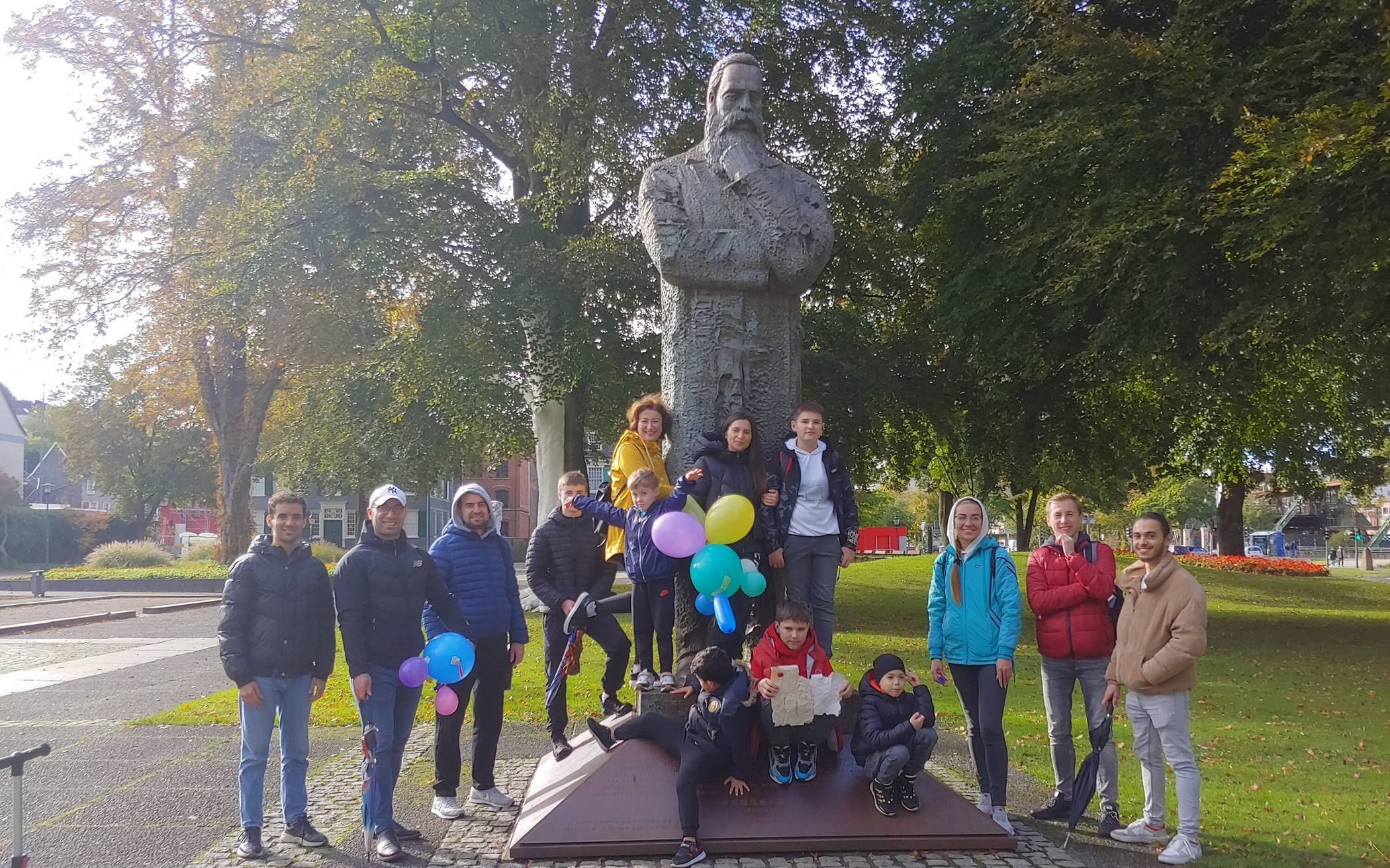 Die Teilnehmerinnen und Teilnehmer am Engels-Denkmal.