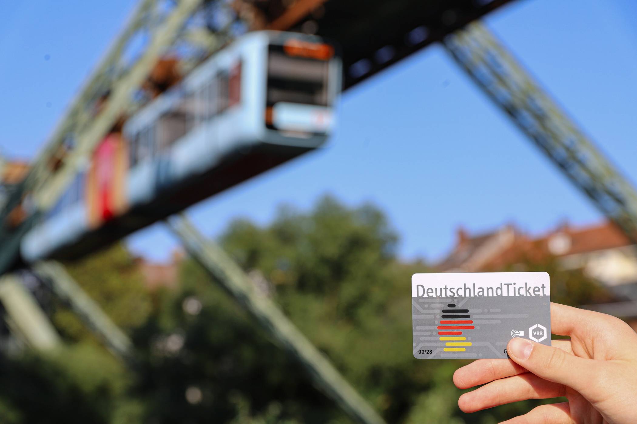 Das „DeutschlandTicket“ gibt es ab dem 1. Dezember in der Variante „Sozial“.