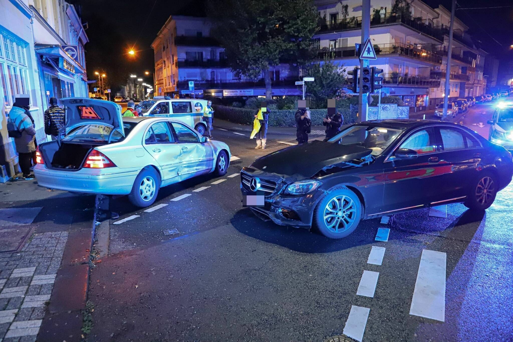 Beide Wagen mussten abgeschleppt werden.