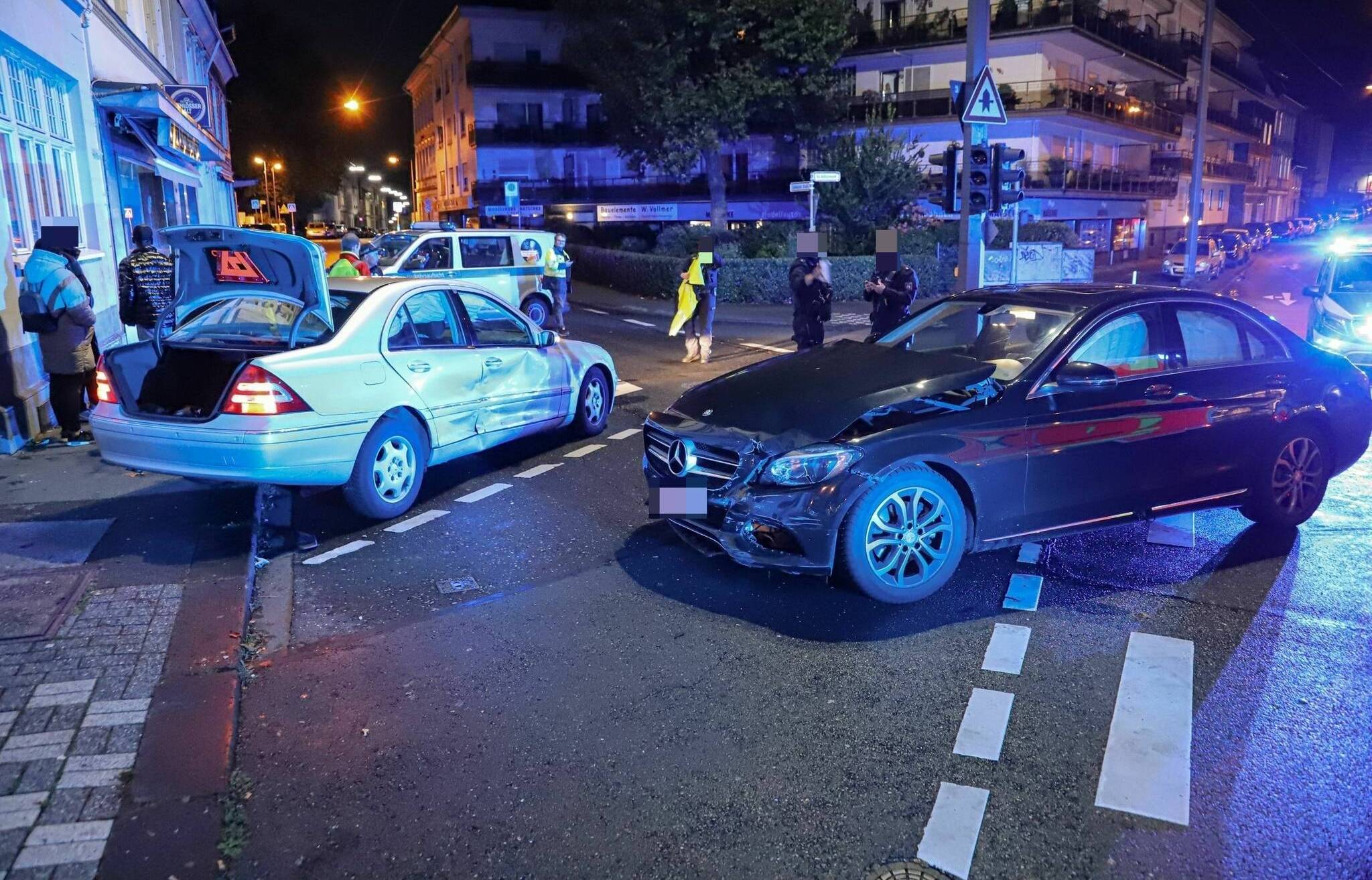 Beide Wagen mussten abgeschleppt werden.